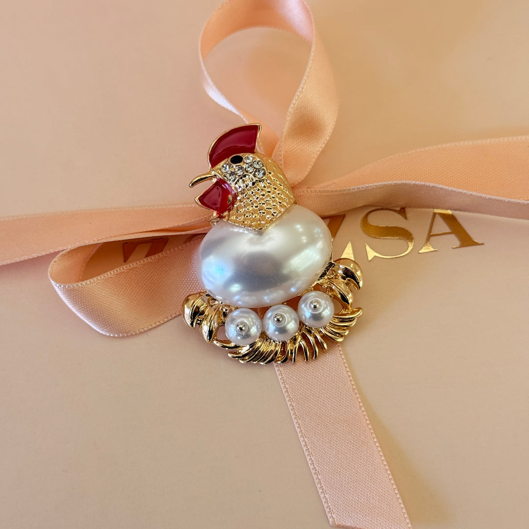 Hen pearl gold plated brooch