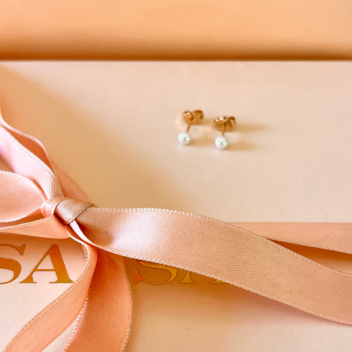 White Mallorca pearls gold plated studs