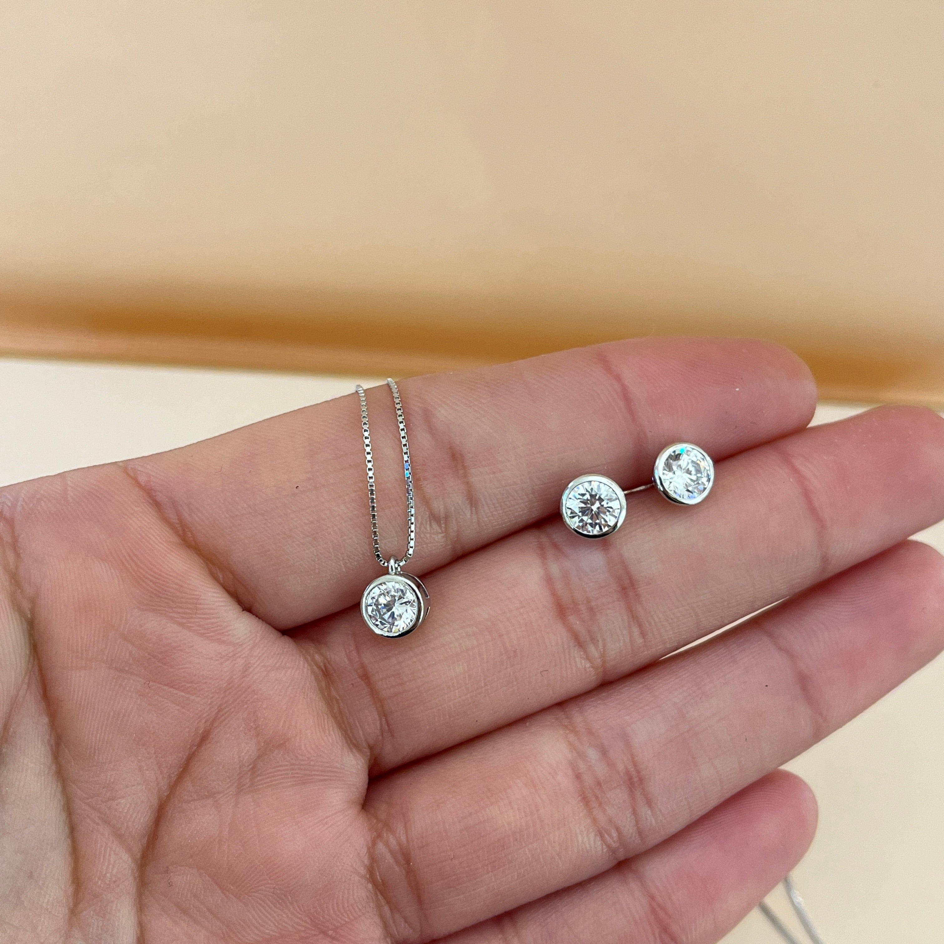 Silver round zircone set