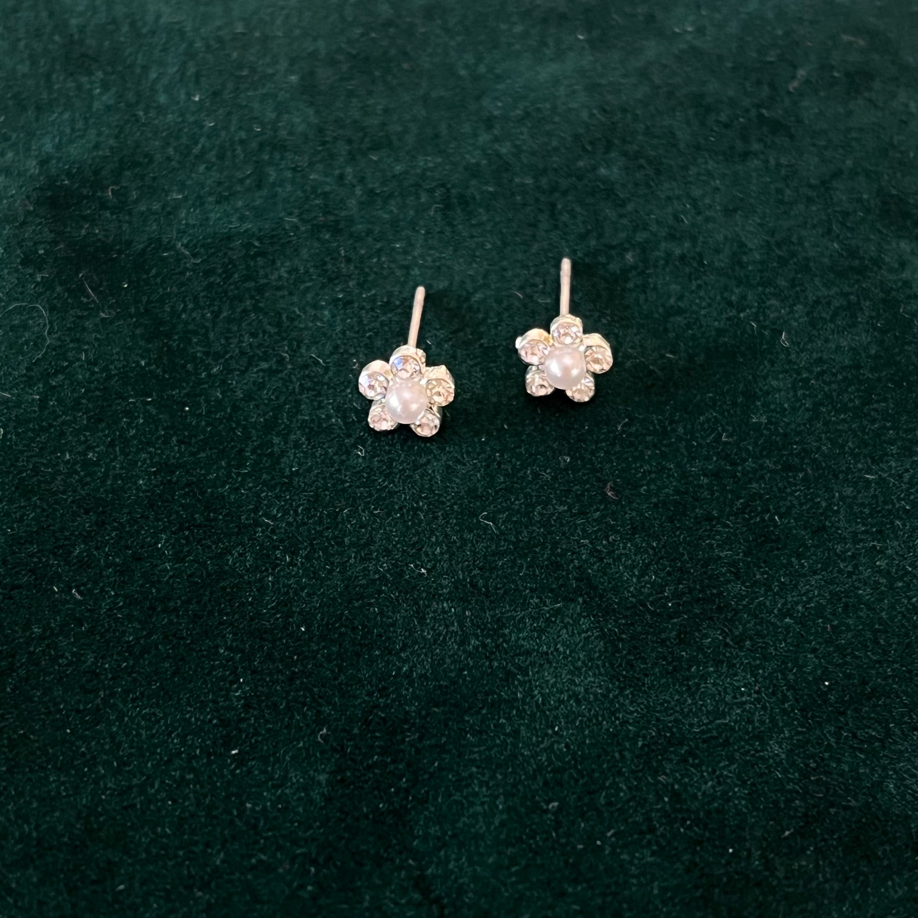 Flower pearls set