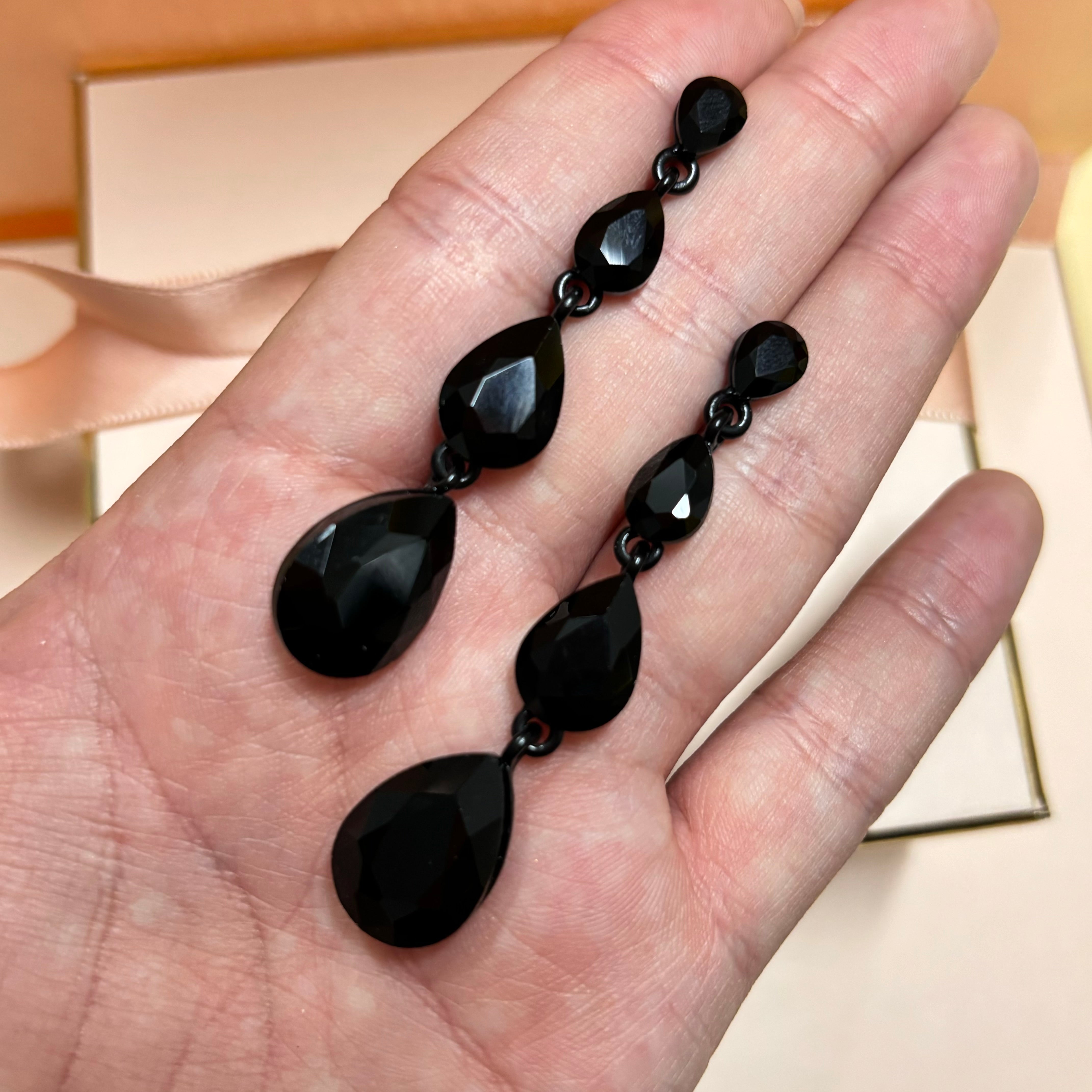 Teardrop black earrings