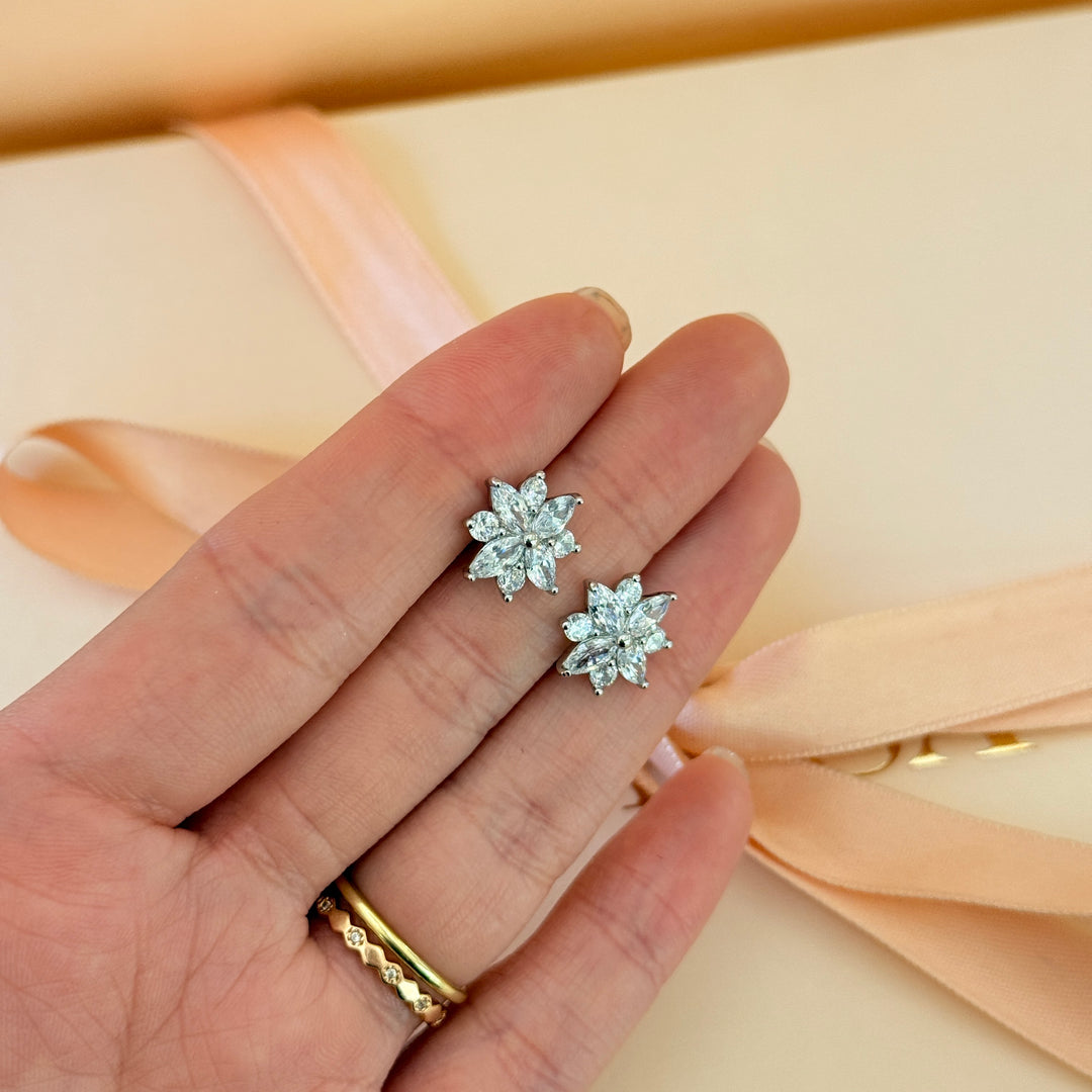 Dainty flower zircone silver stud earrings