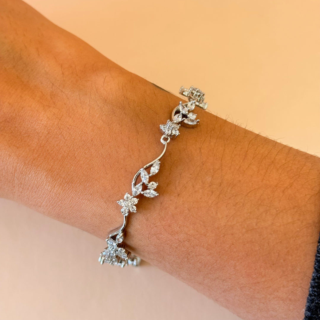 Teardrop and flower zircone silver earrings and bracelet