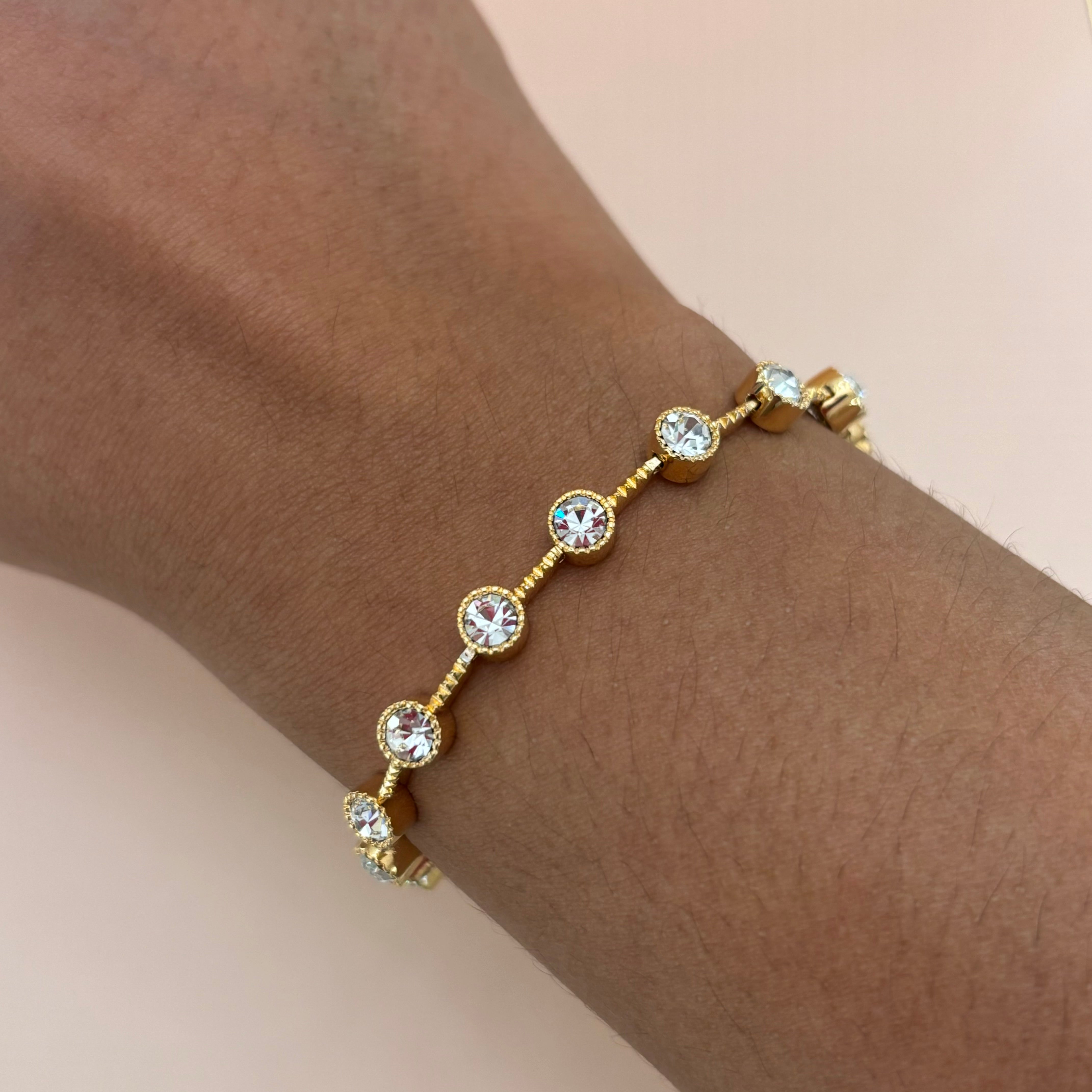 Dainty elegant bracelet