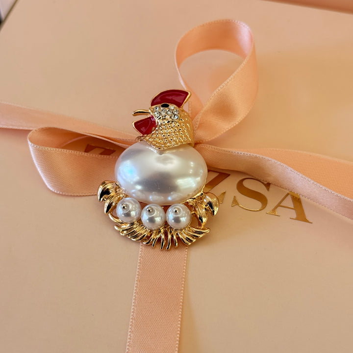 Hen pearl gold plated brooch
