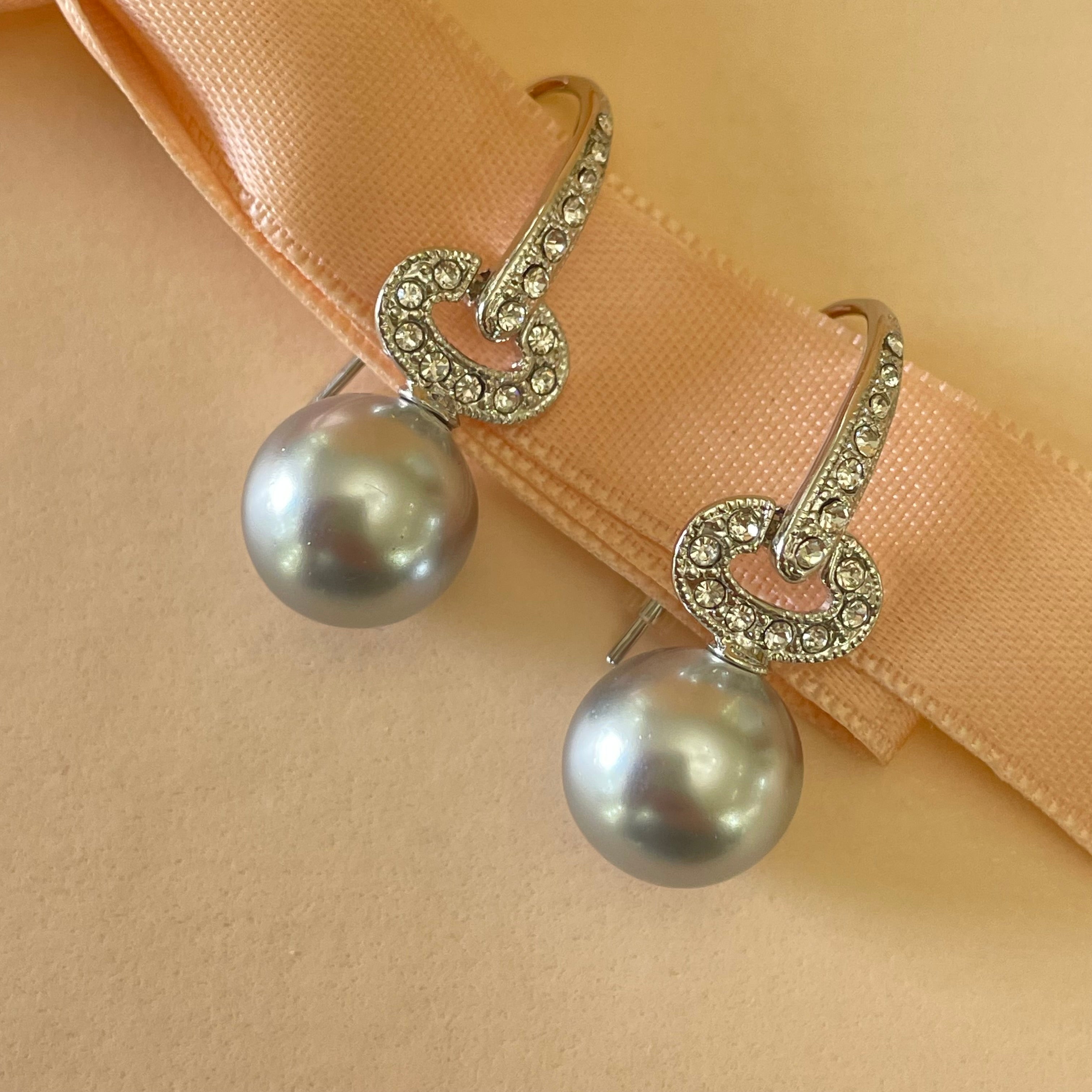 Knotted grey pearls set