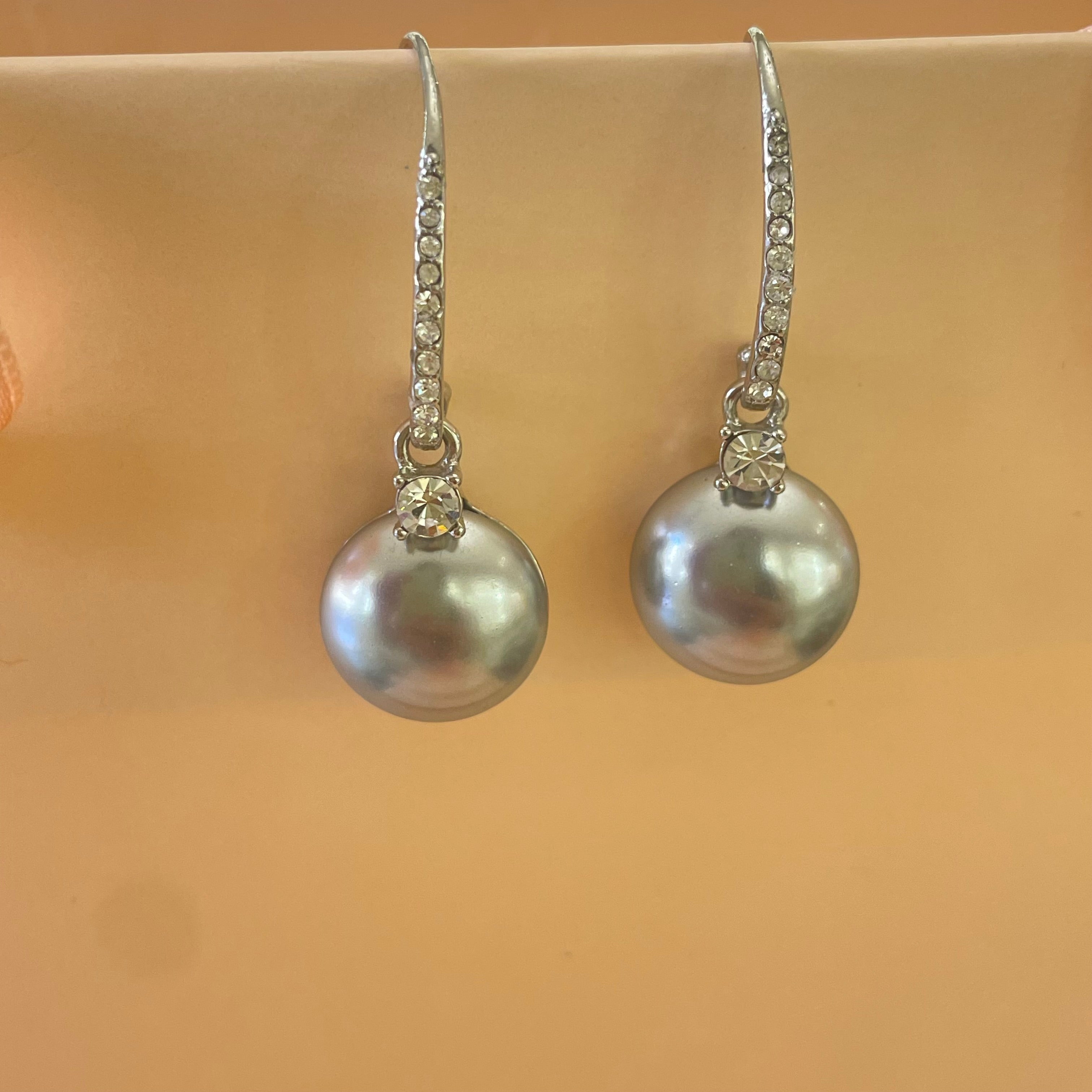 Grey pearls hooks