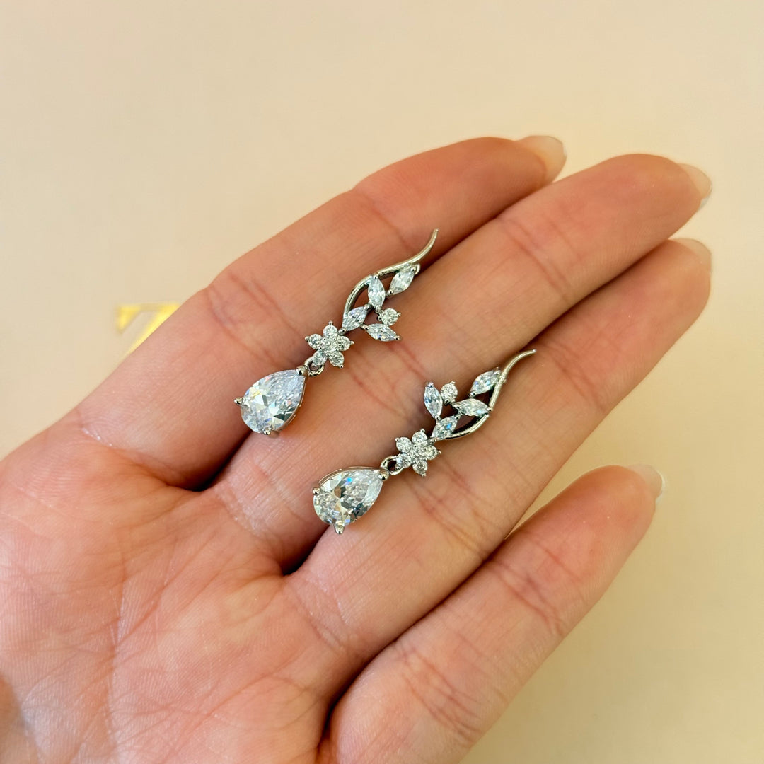Teardrop and flower zircone silver earrings and bracelet