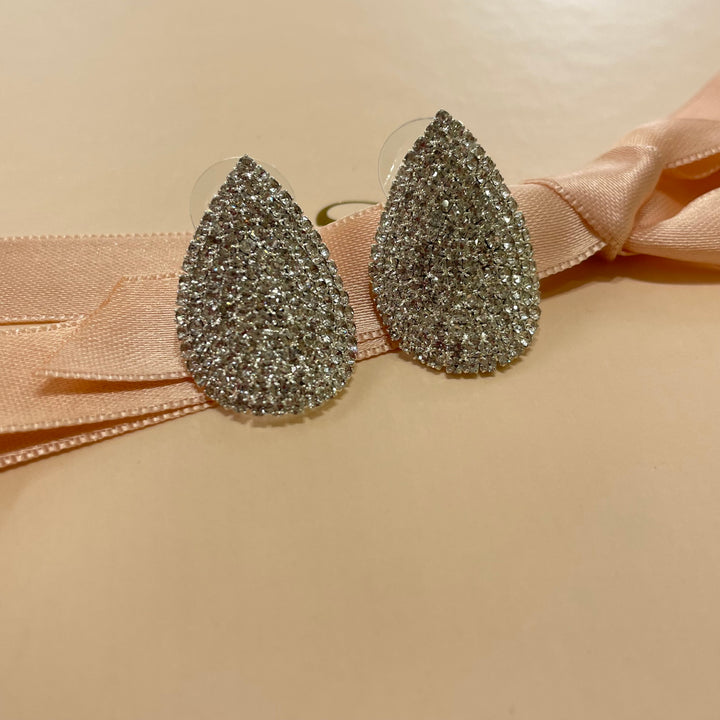Studs earrings