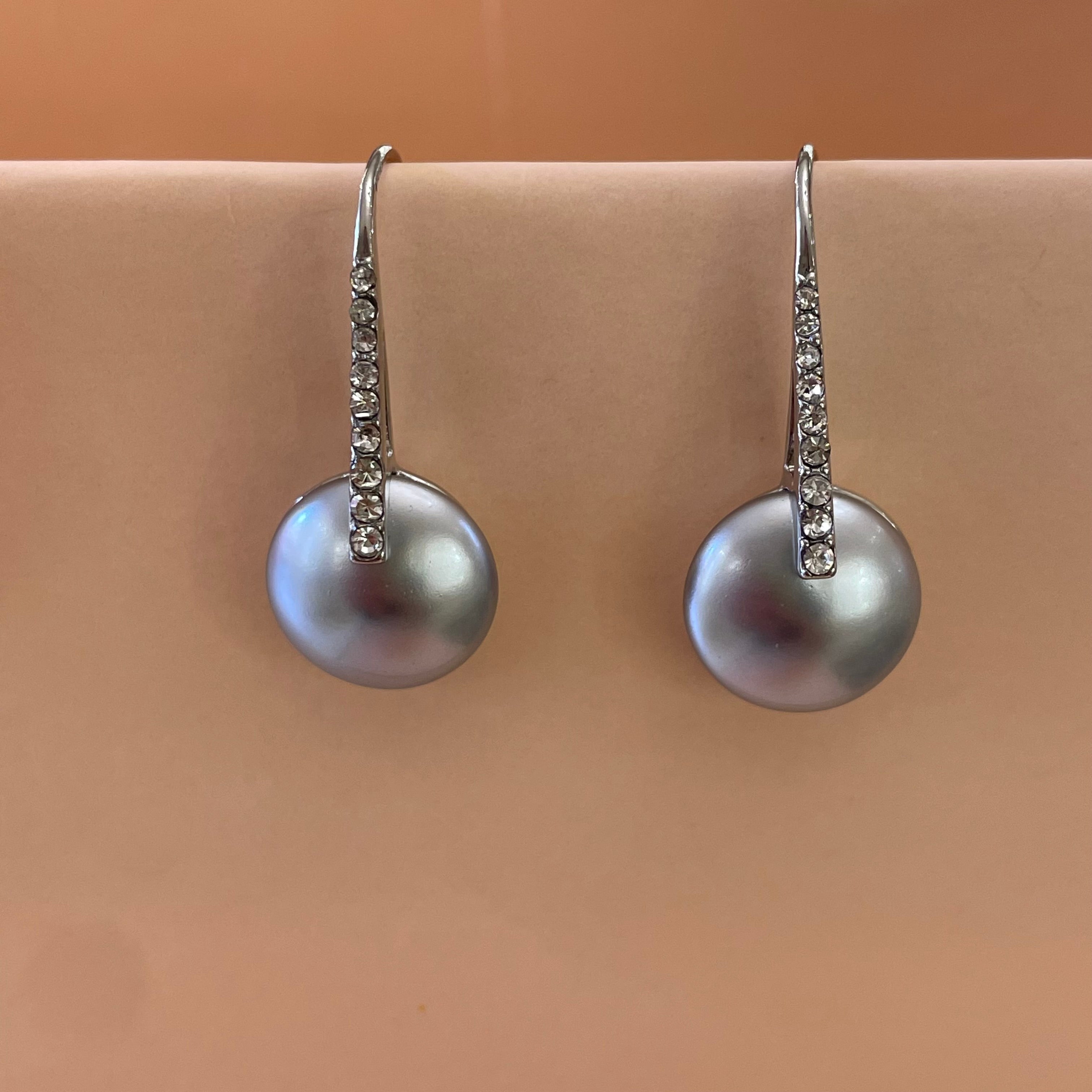 Grey pearls set