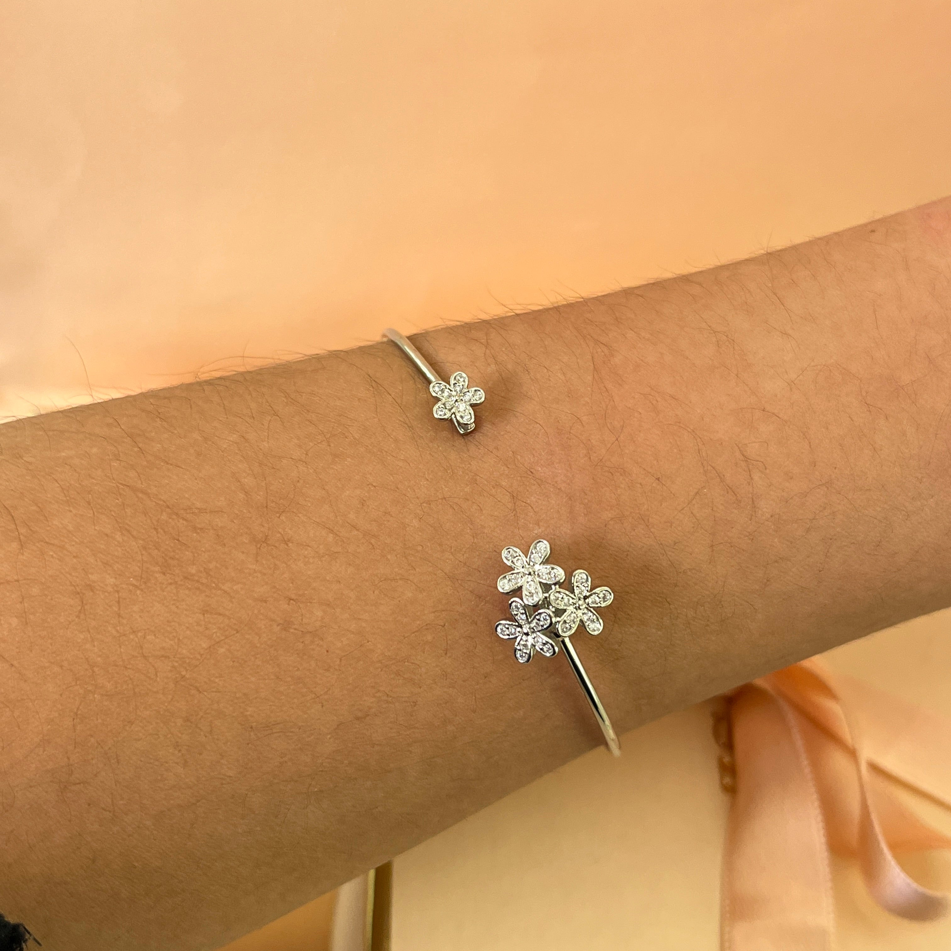 Silver zircone flowers open bangle