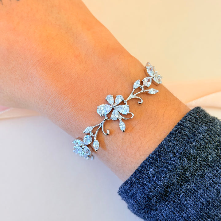 Teardrop and marquise zircone silver earrings and bracelet