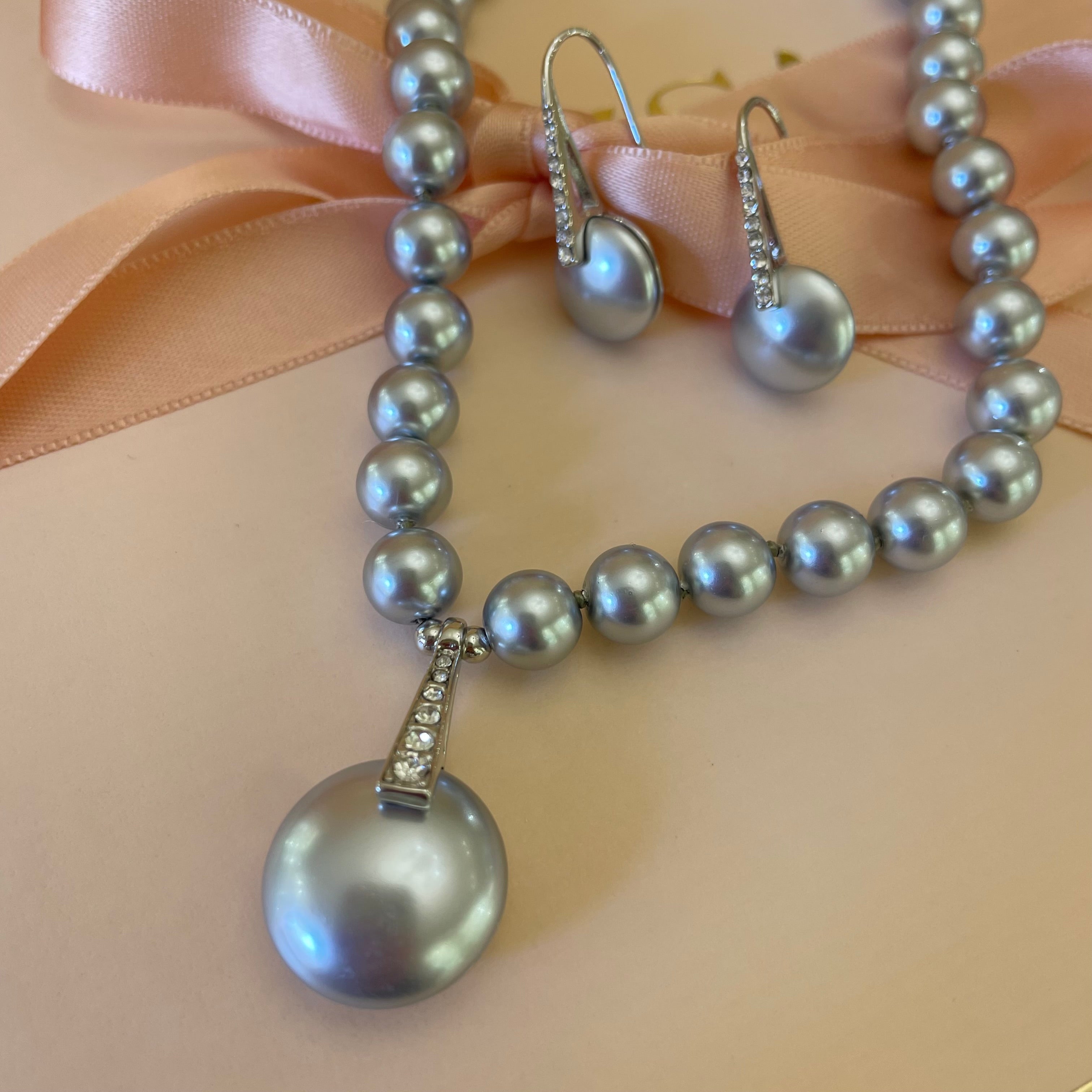 Grey pearls set