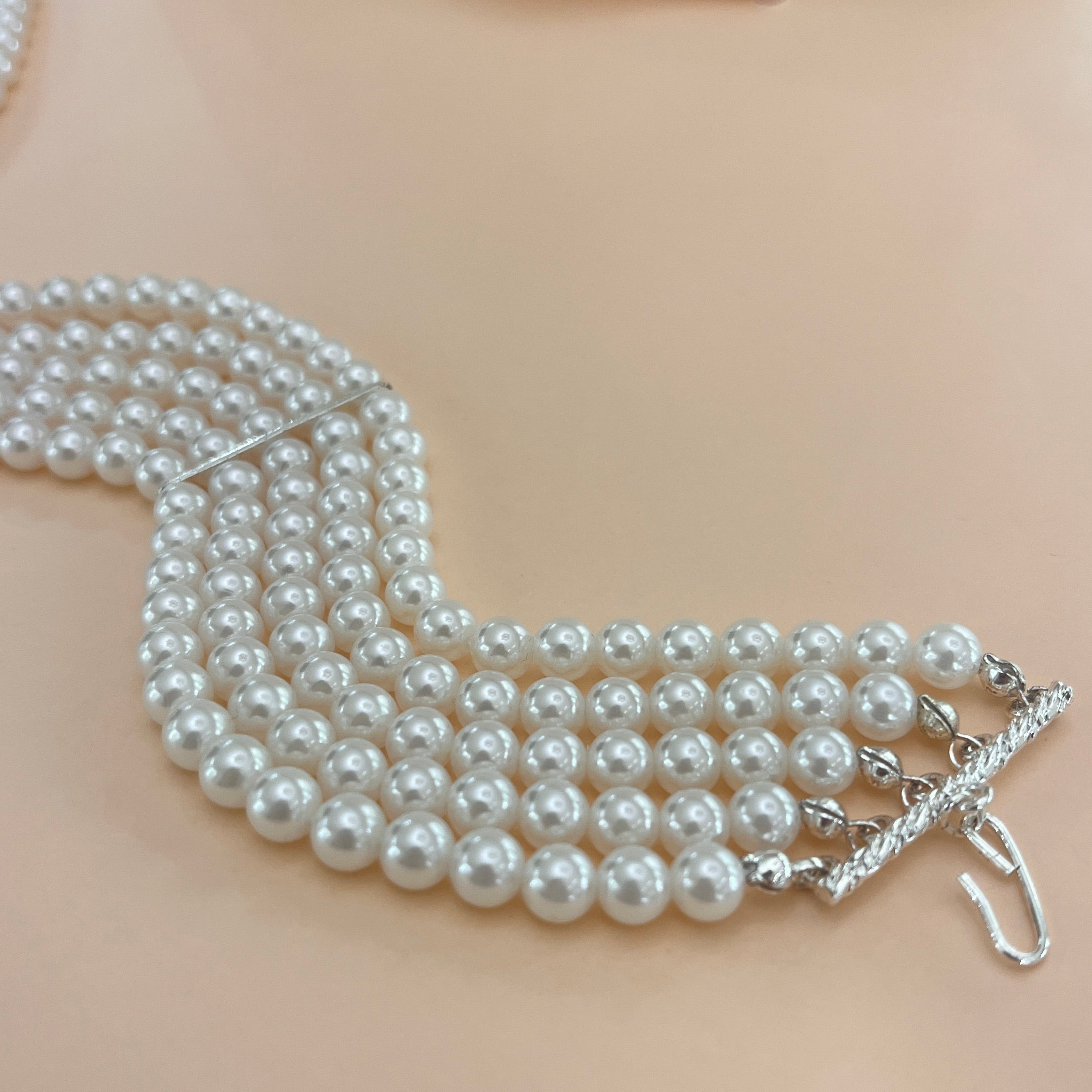 5 rows pearls choker