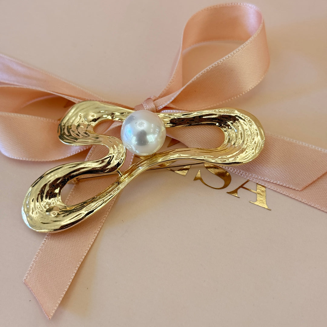 Asymmetric pearl gold plated brooch