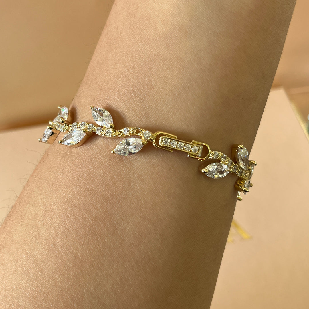 Gold marquise zircone set