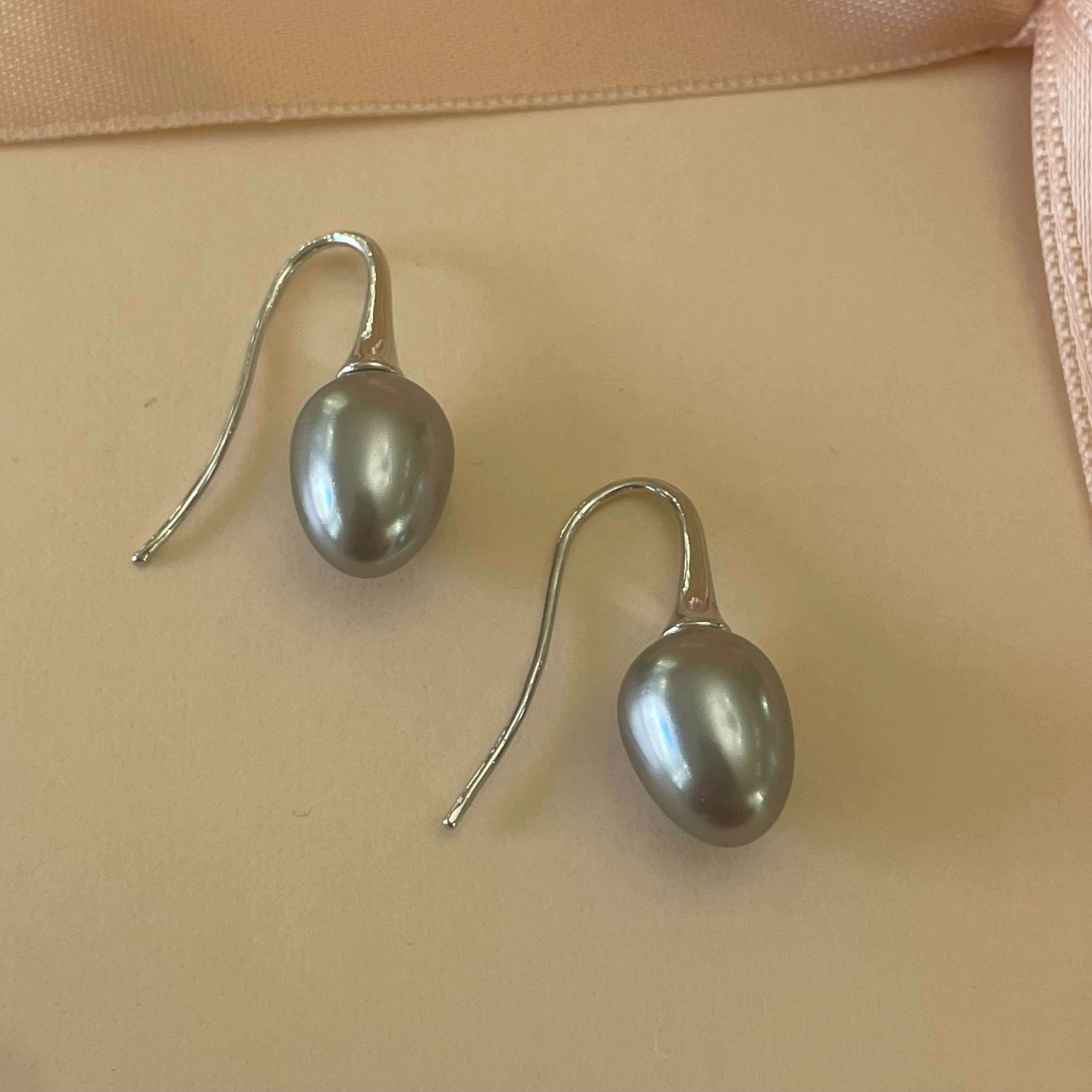 Teardrop light grey pearls set