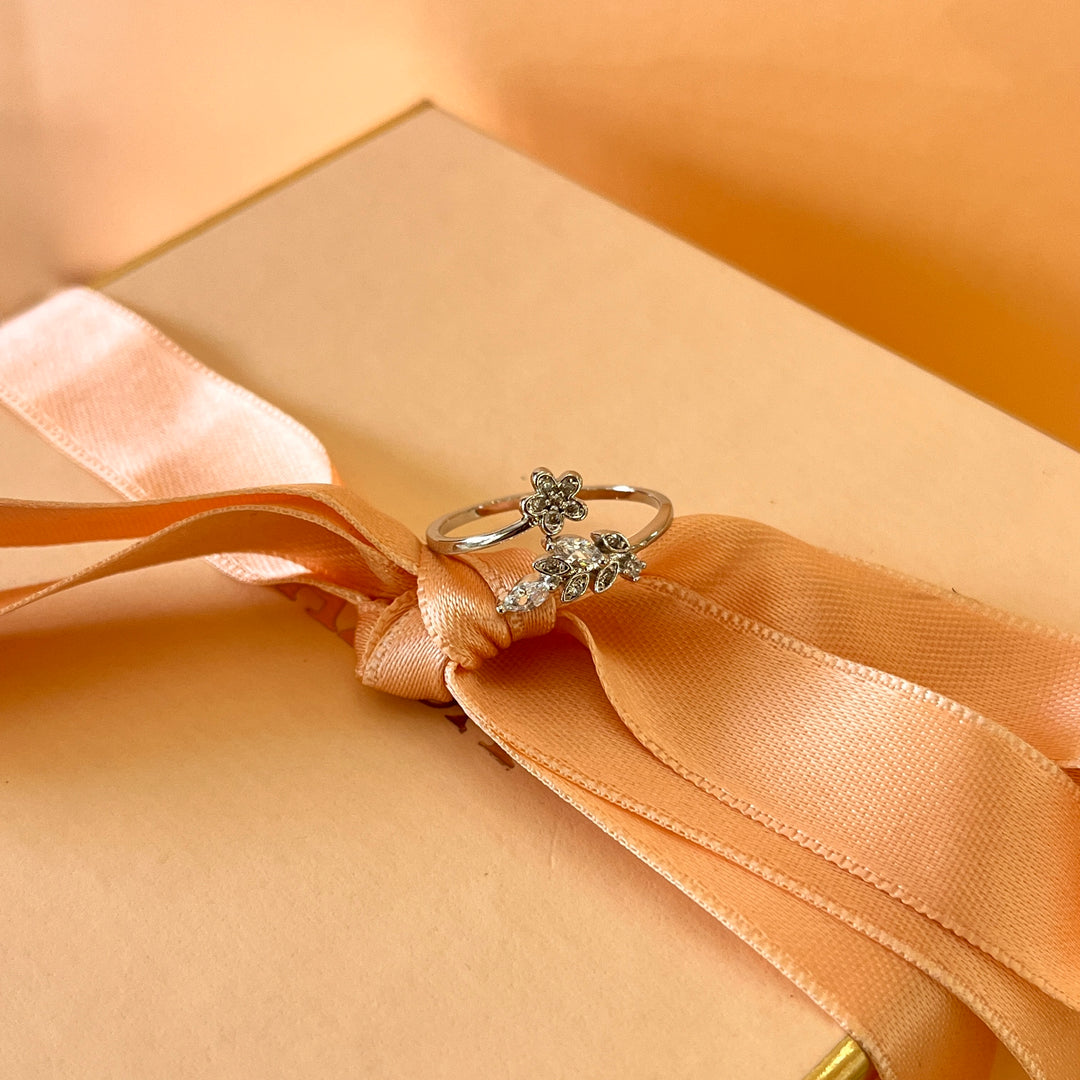 Zircone white gold plated leaf and flower ring