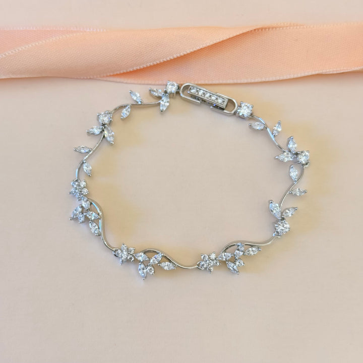 Flower and teardrop zircone silver earrings and bracelet