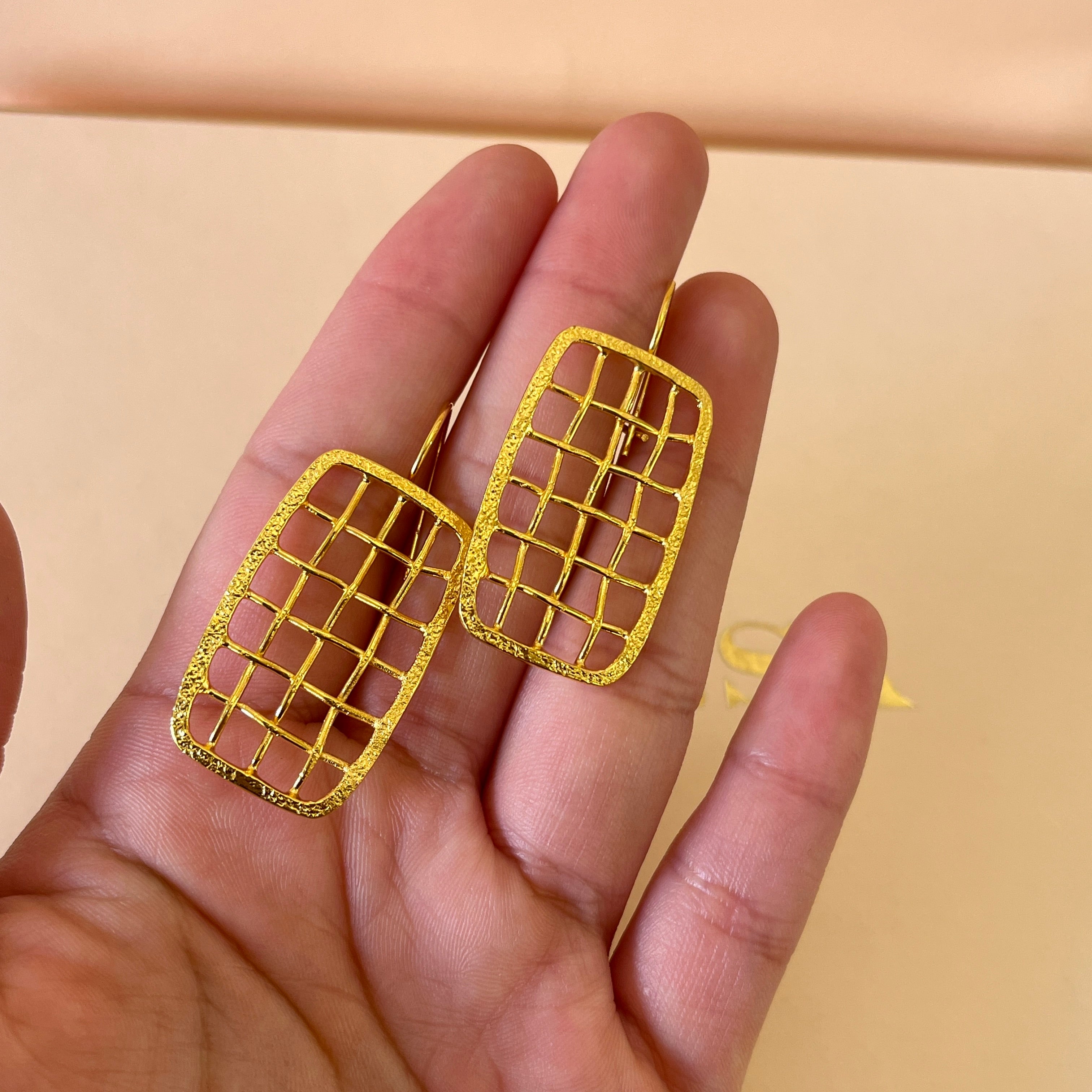 Rectangular grid gold handmade set