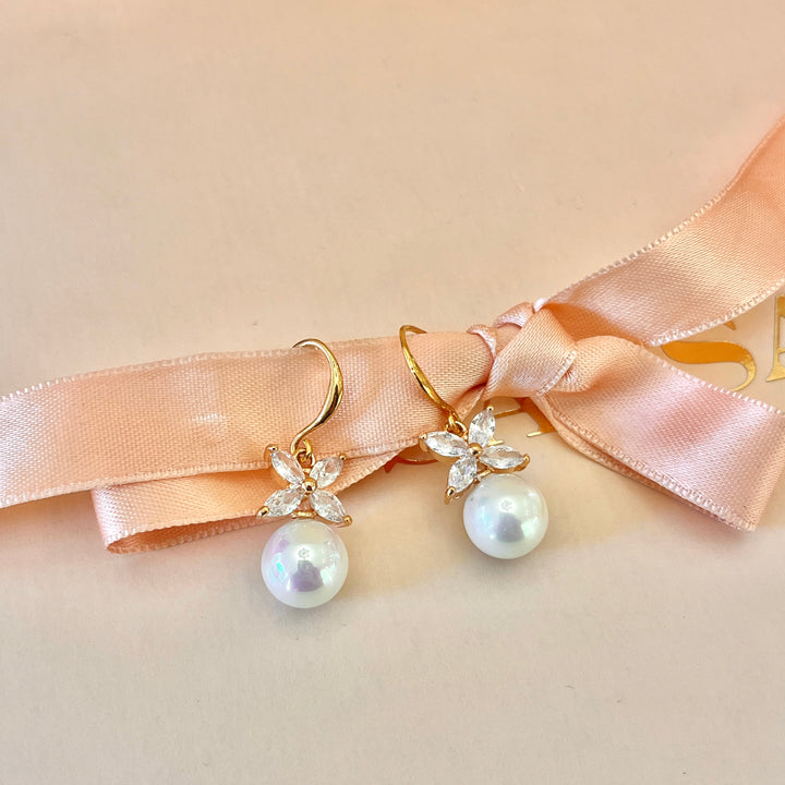 Marquise zircone and white pearl gold plated hooks