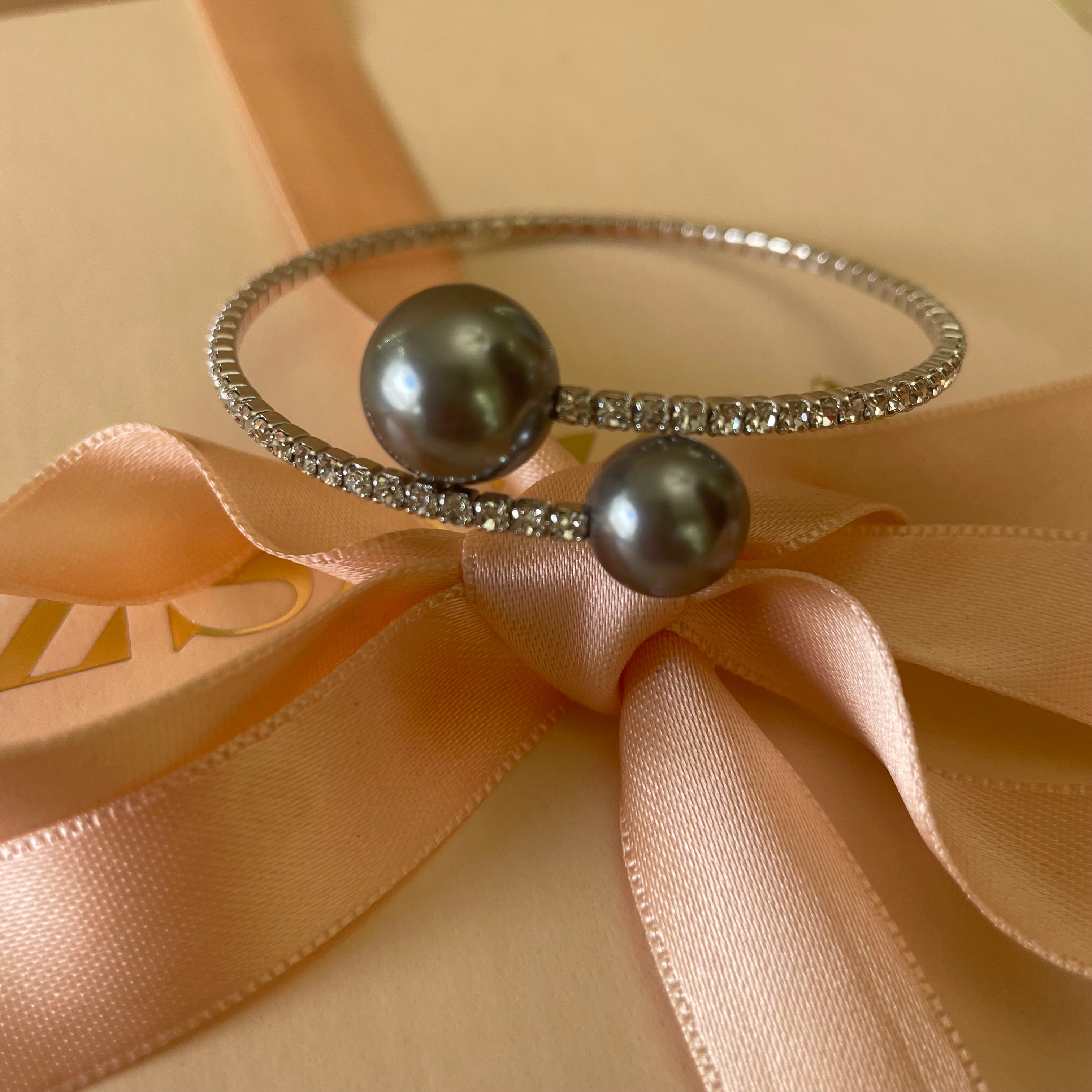 Grey pearls bangle