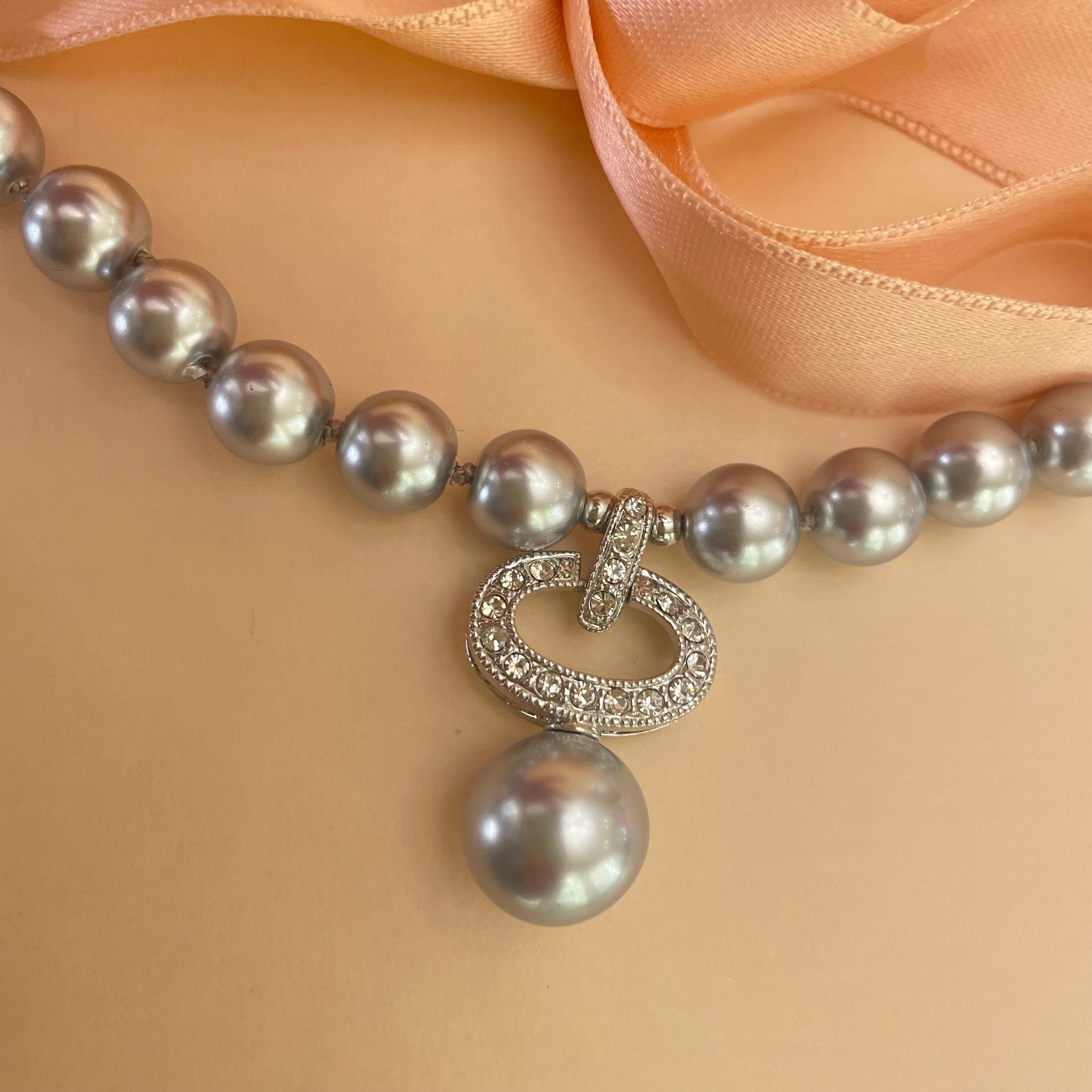 Knotted grey pearls set