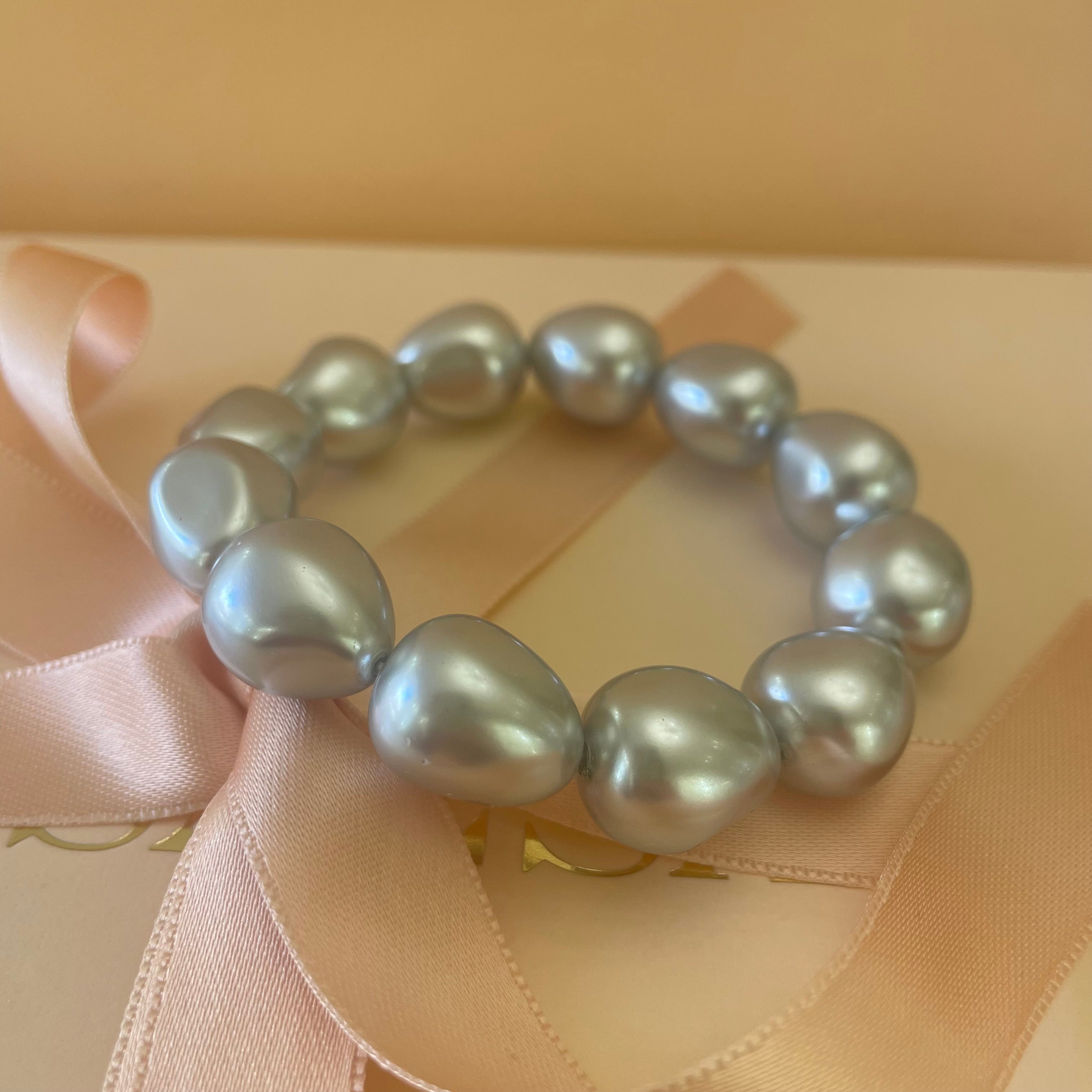 Teardrop light grey pearls set