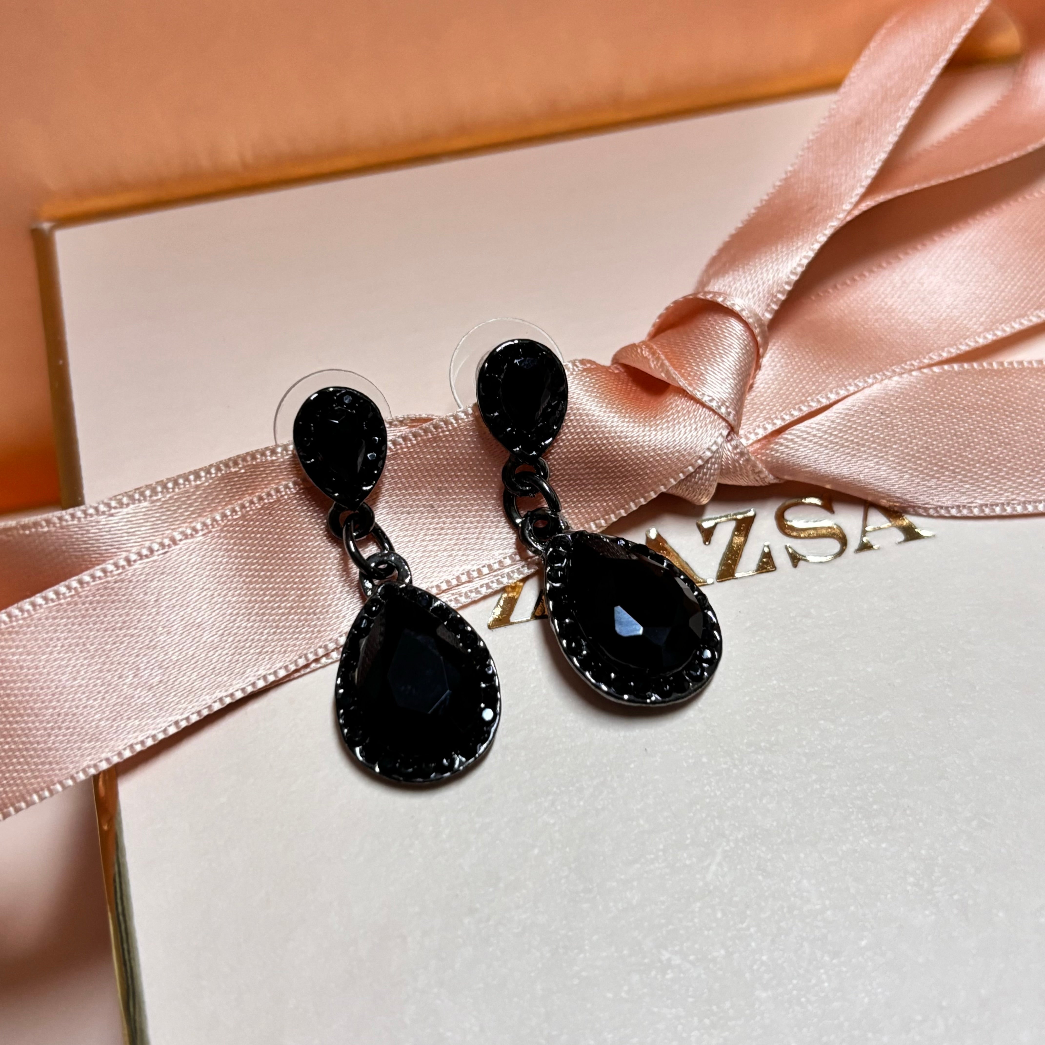 Double teardrop black earrings