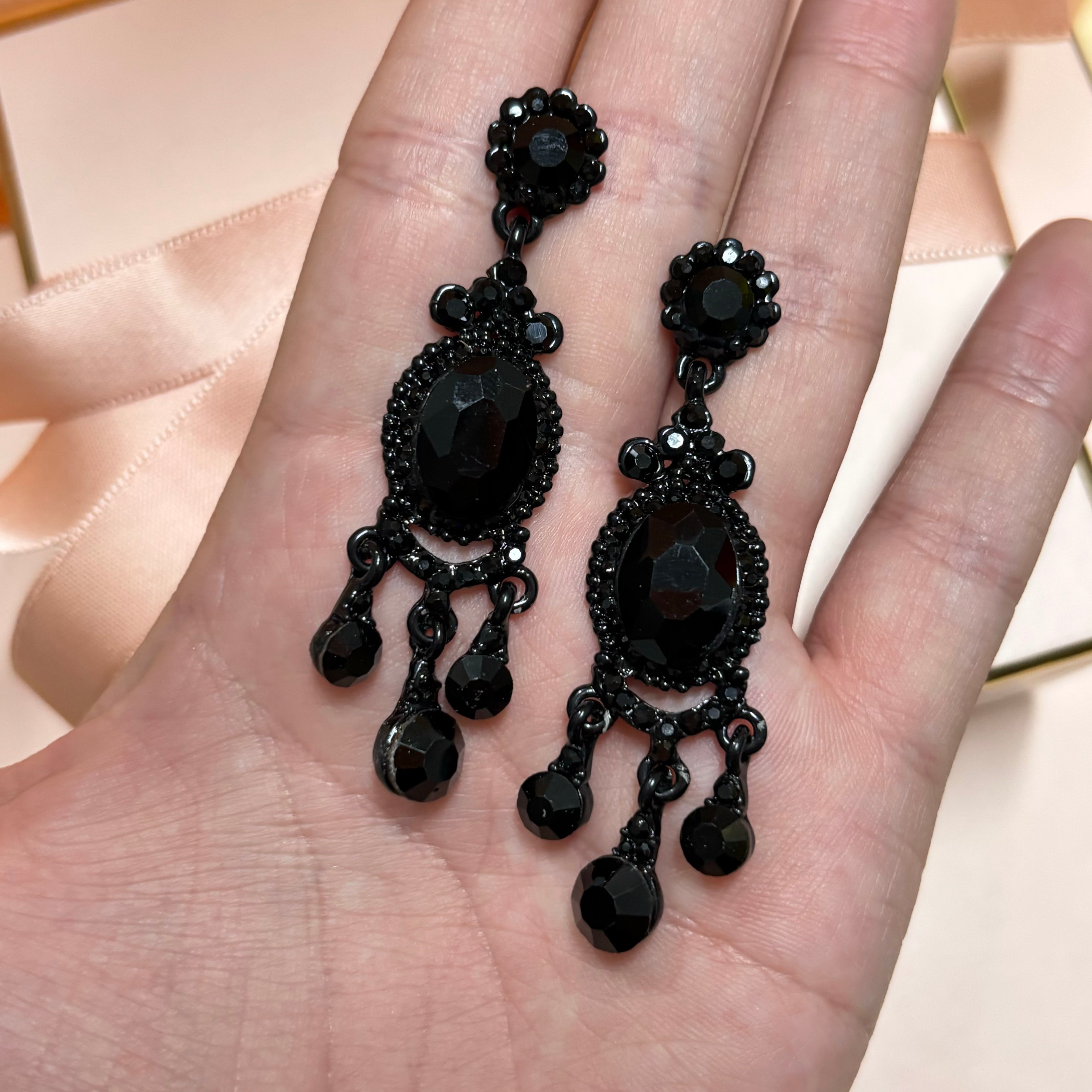 Elegant black earrings