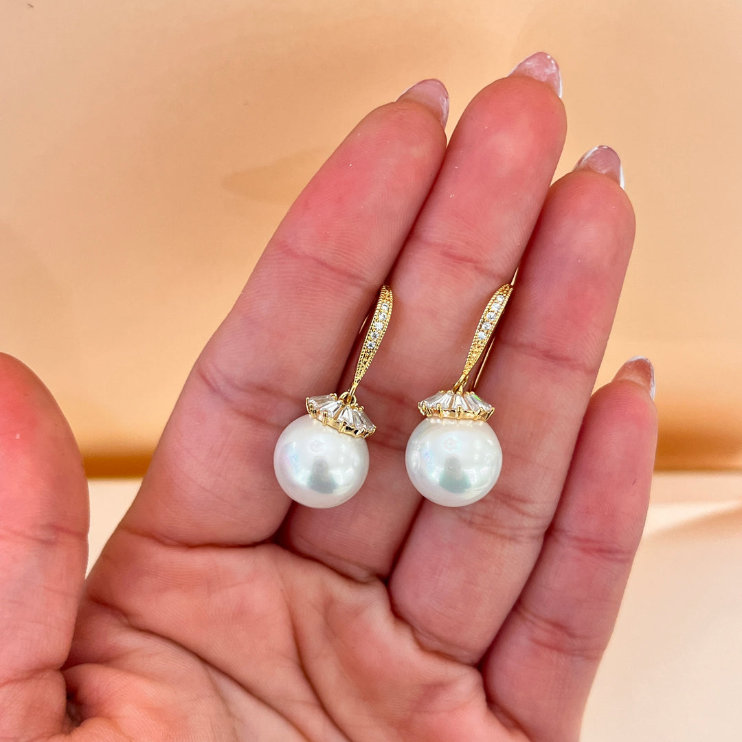 Baguette zircone and white pearl gold plated hooks