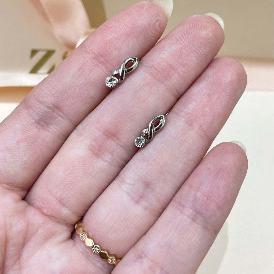 Studs earrings