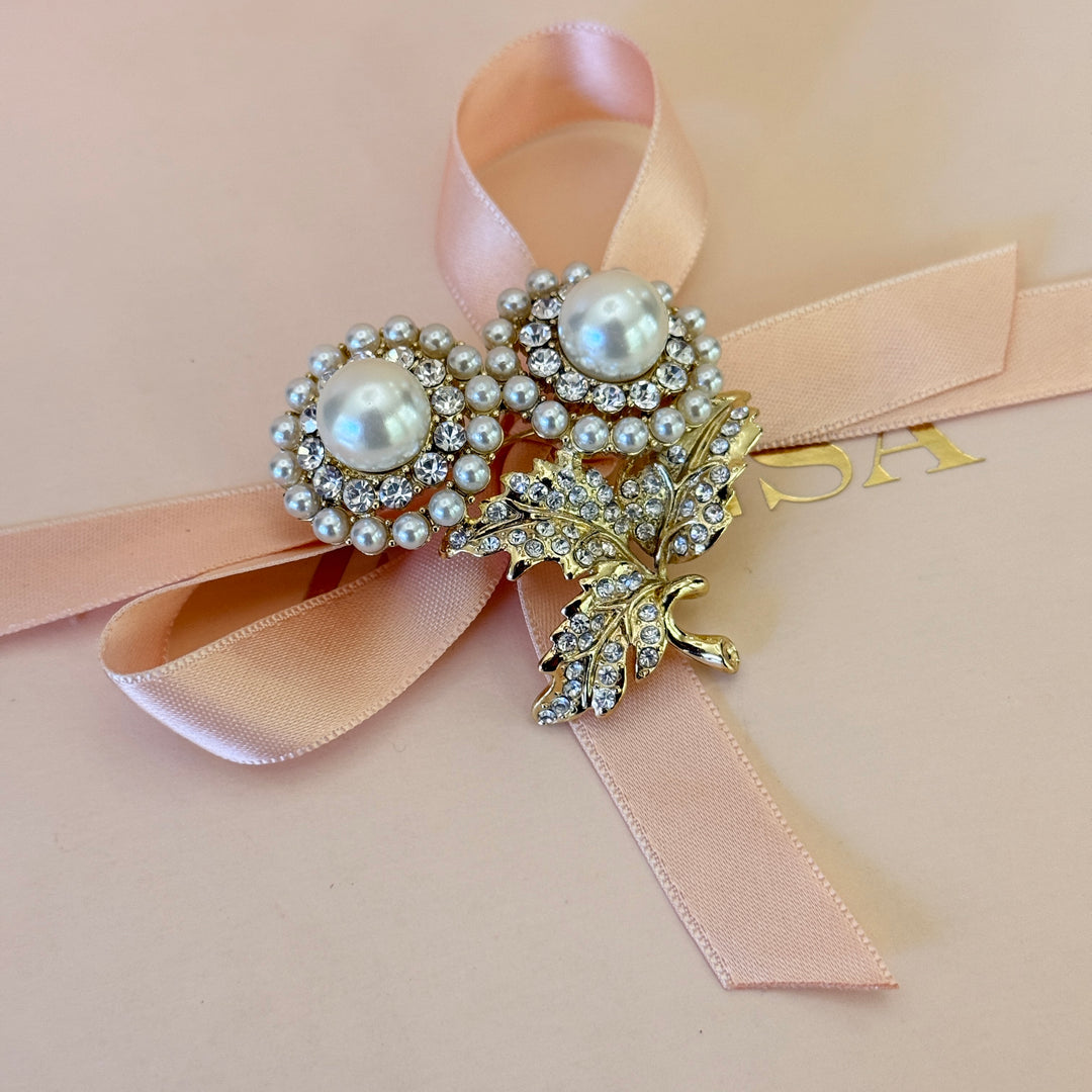 Two flowers pearls rhinestone gold plated brooch