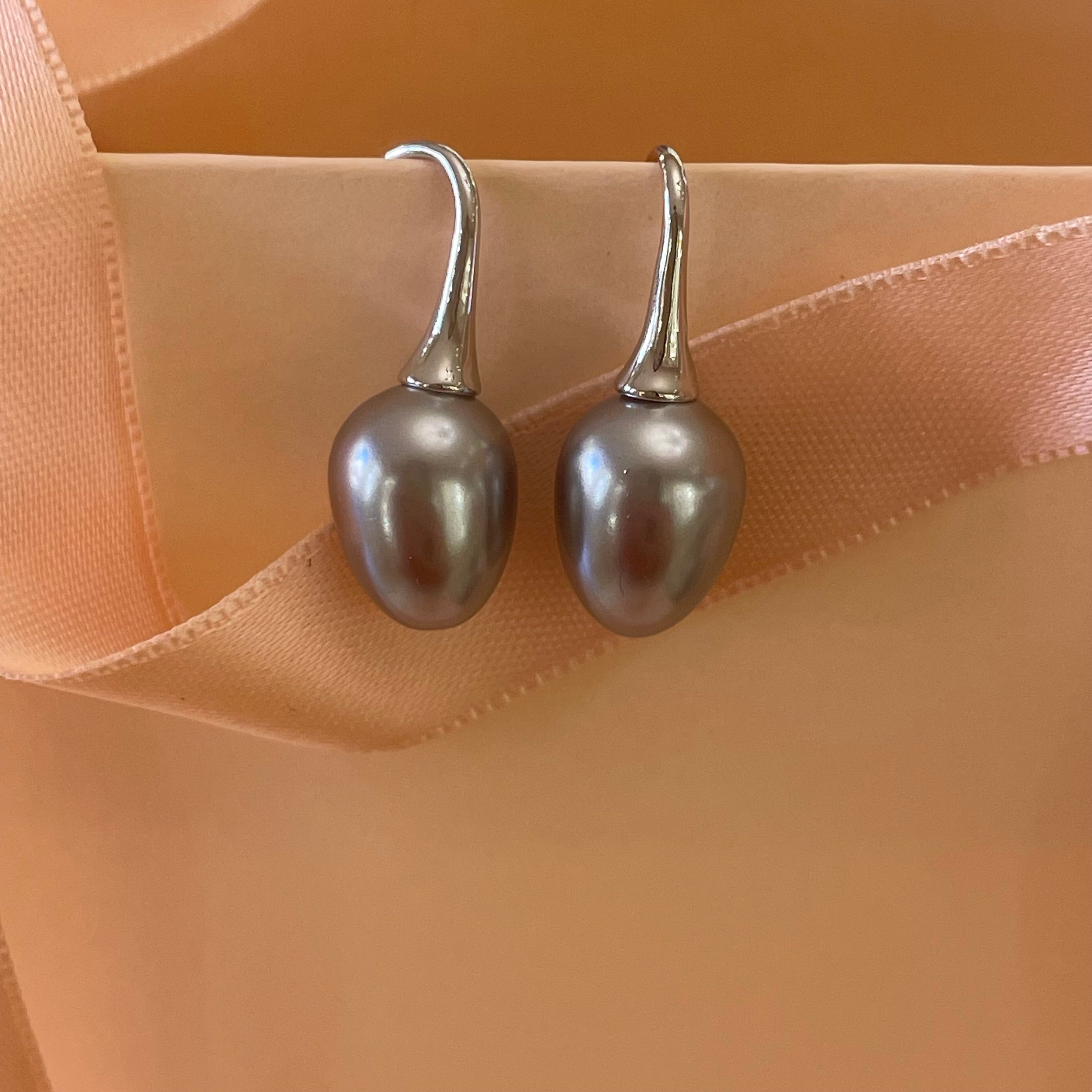 Teardrop light grey pearls set