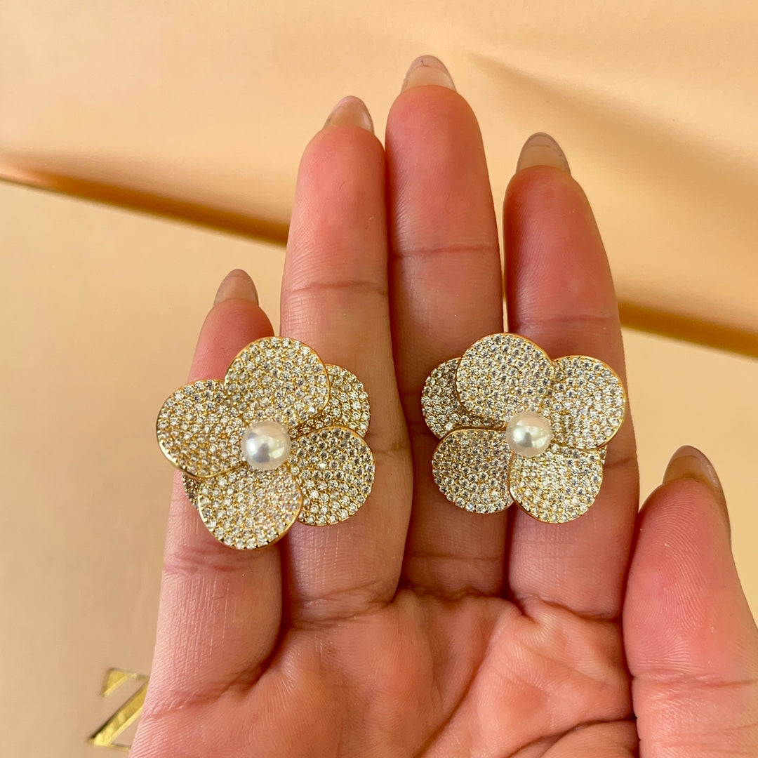 Flower zircone and pearls gold plated earrings