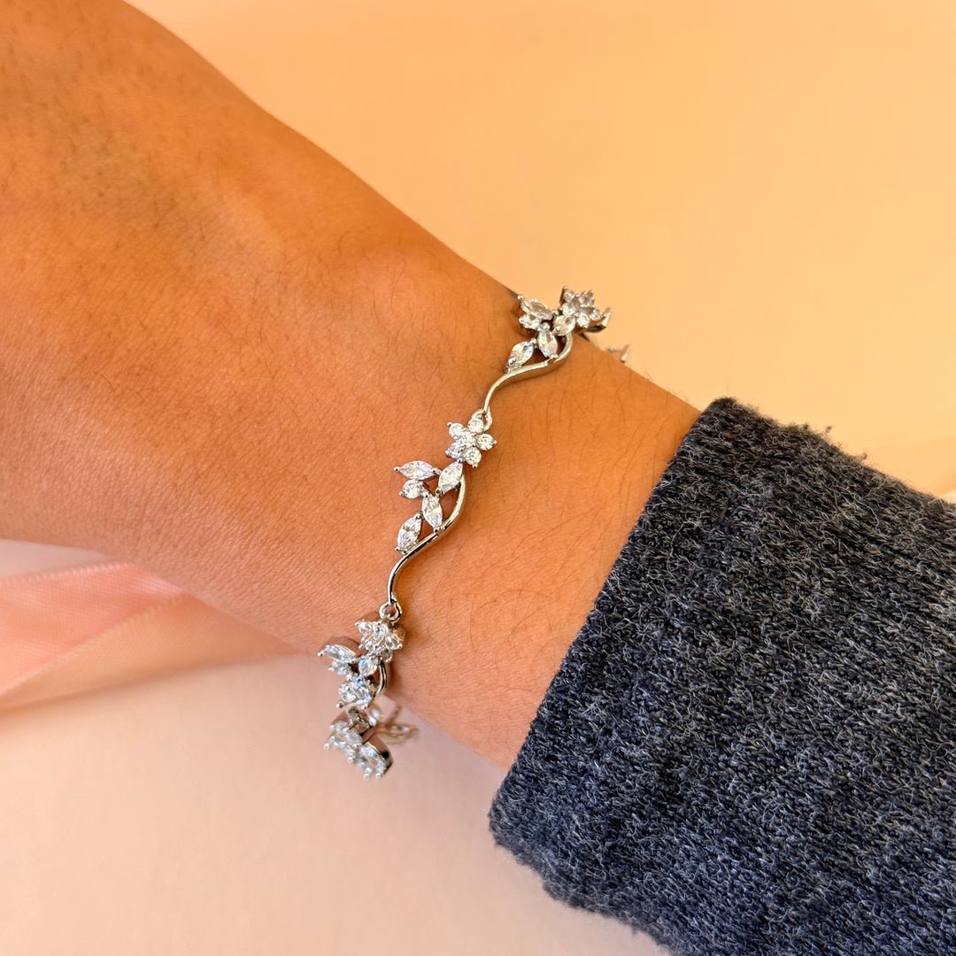 Flower and teardrop zircone silver earrings and bracelet