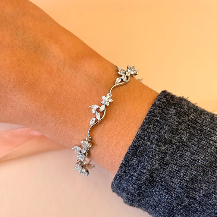 Flower and teardrop zircone silver earrings and bracelet