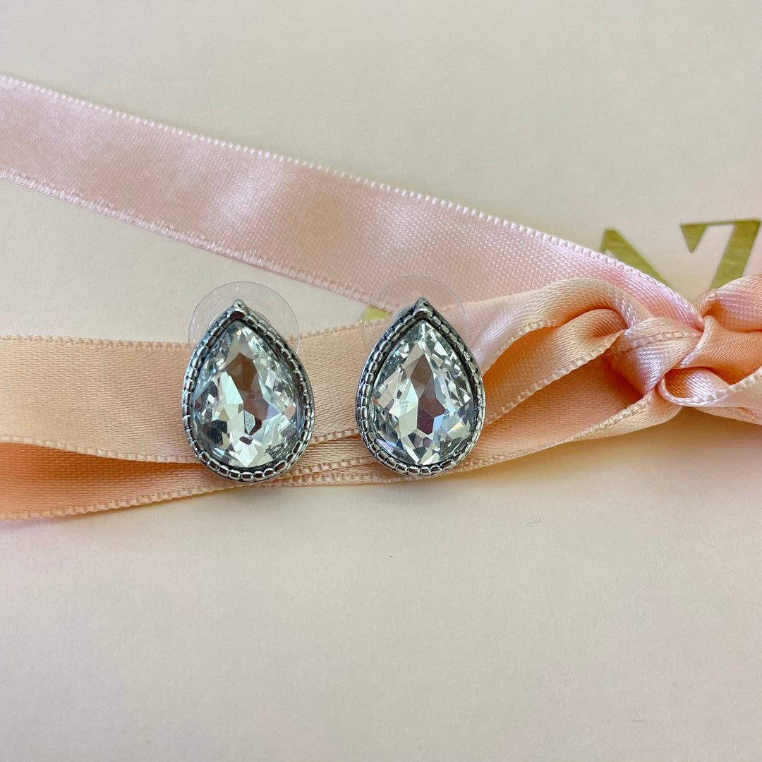 Studs earrings
