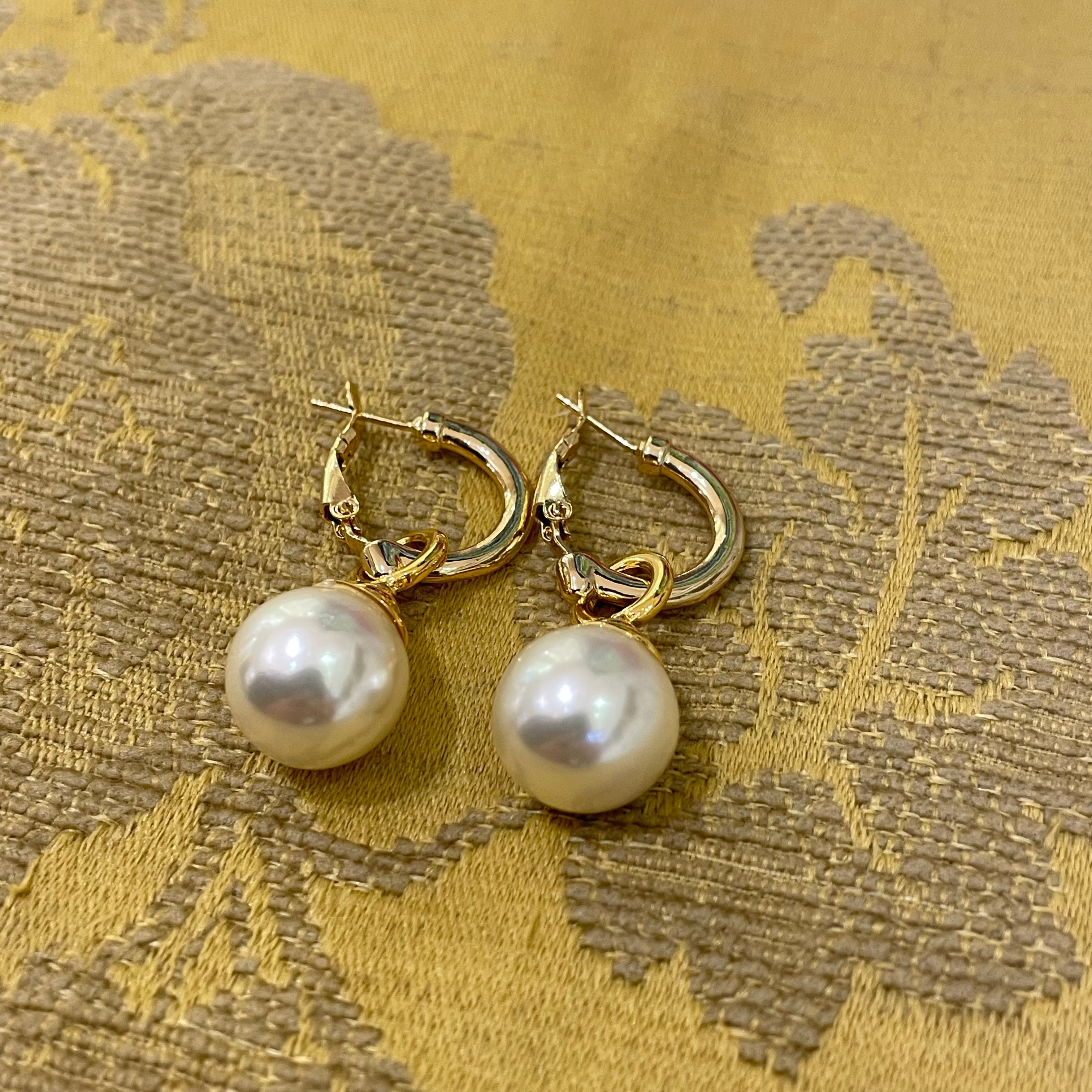 Elegant earrings with pearls