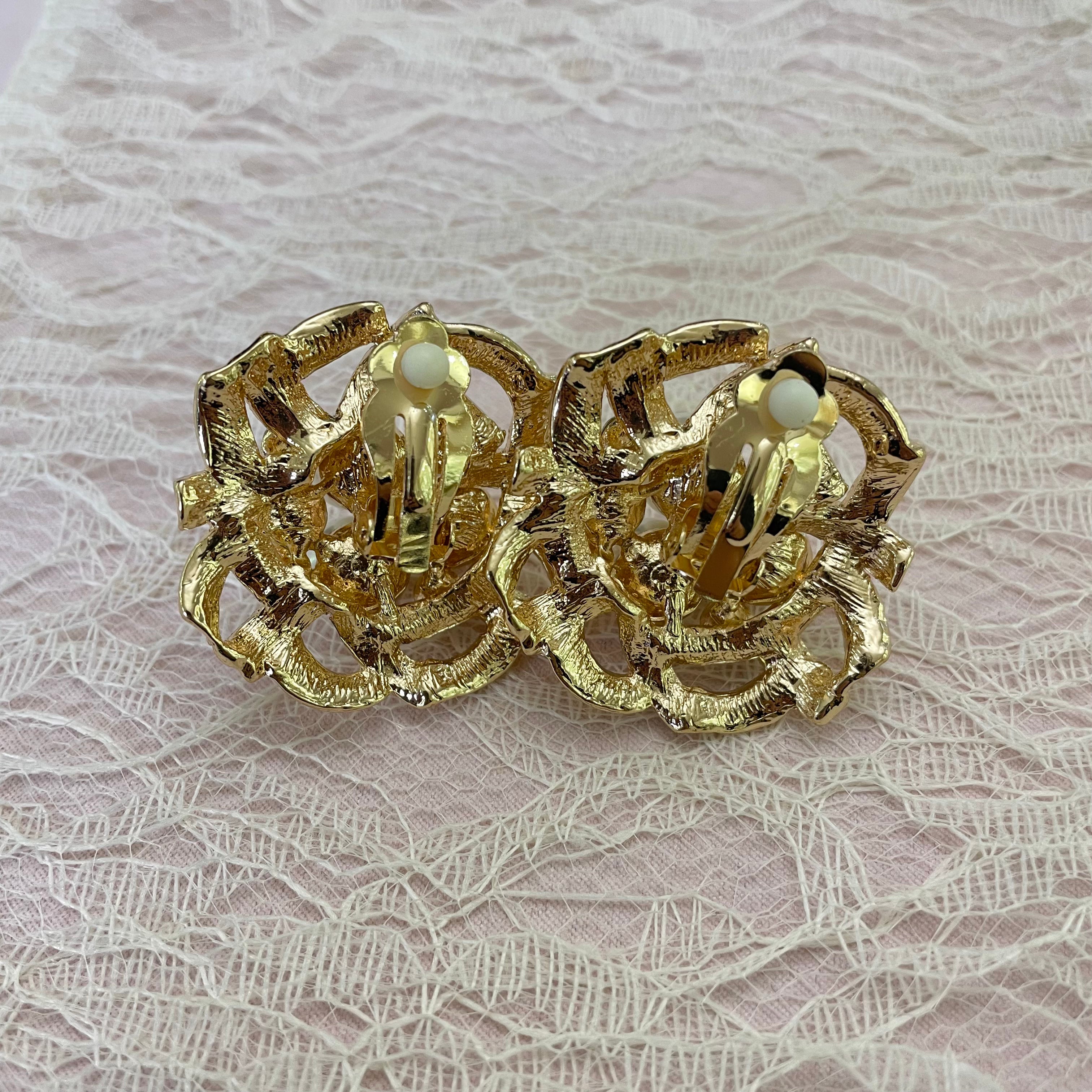 Elegant pearls gold clips earrings