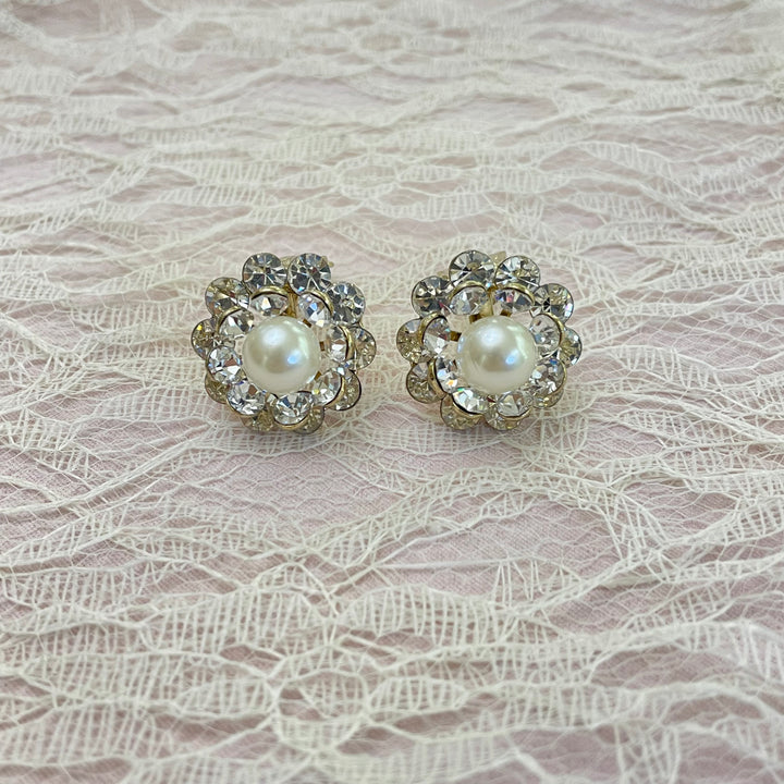 Flower pearls gold clips earrings
