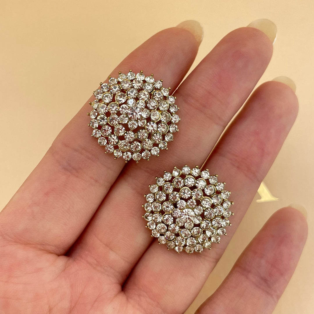 Studs earrings