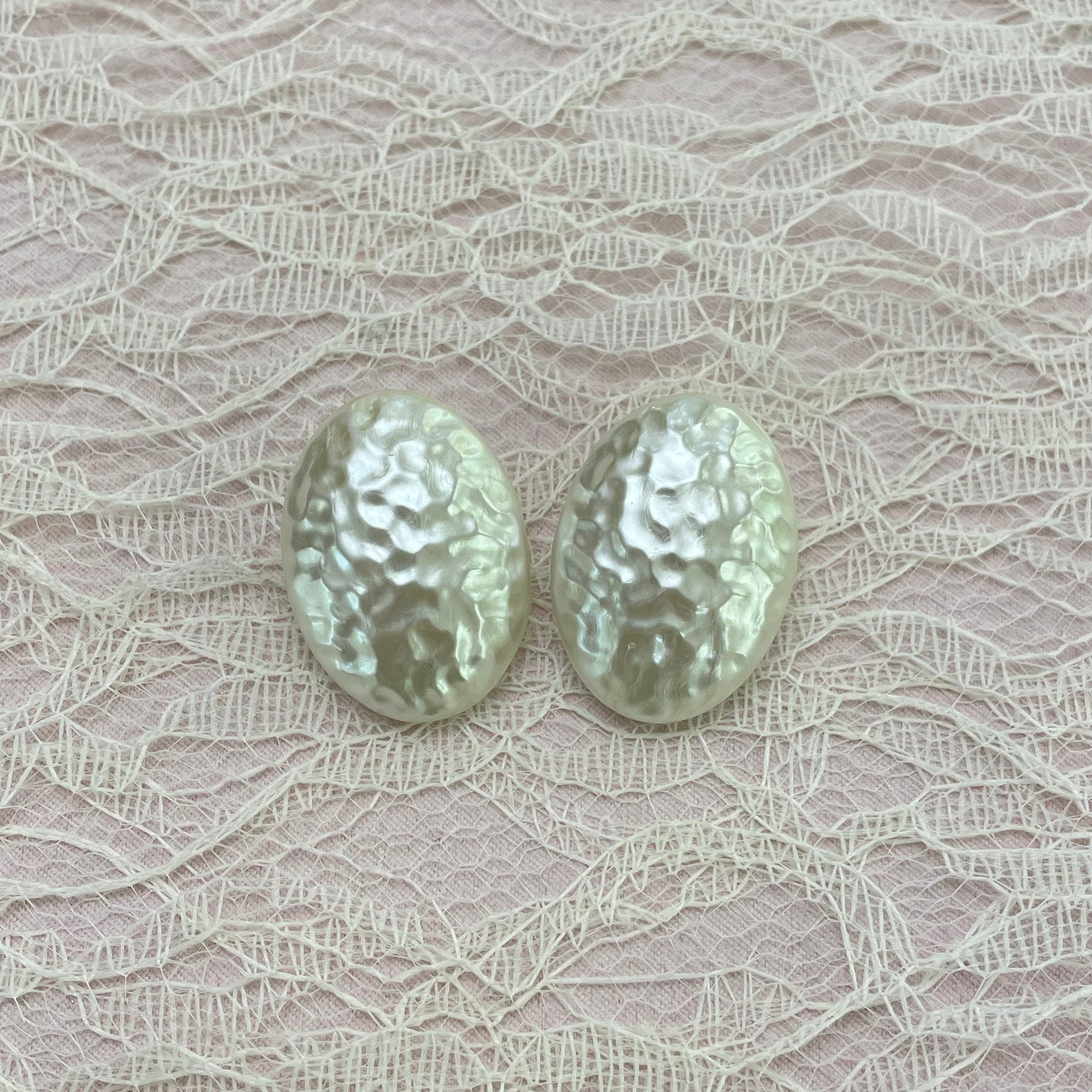 Oval pearls clips earrings