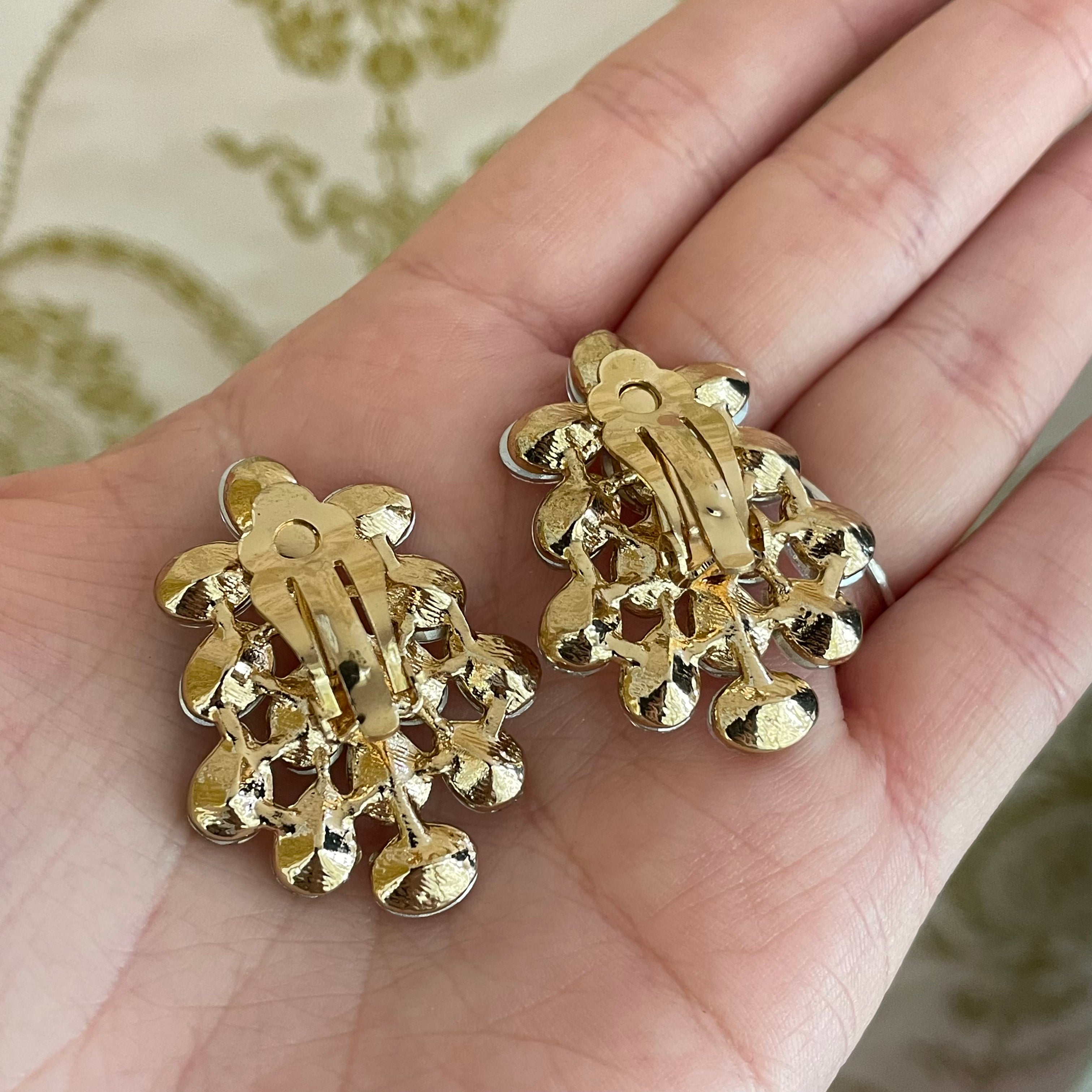 Elegant gold clips earrings