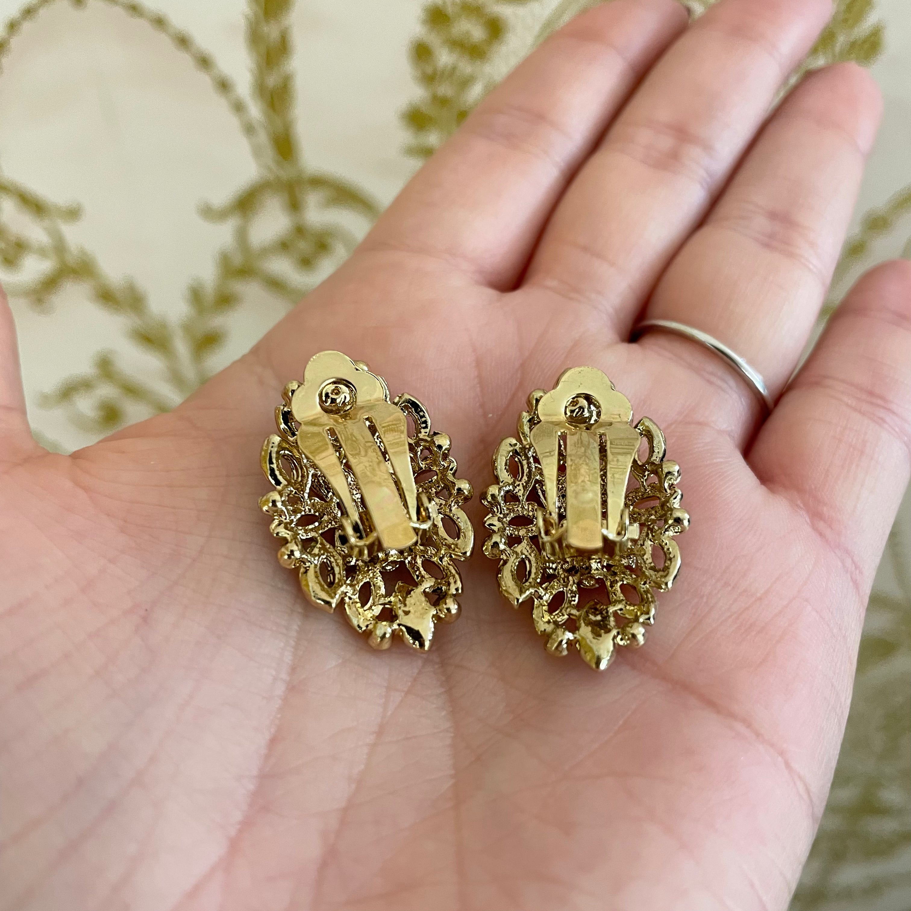 Elegant gold clips earrings