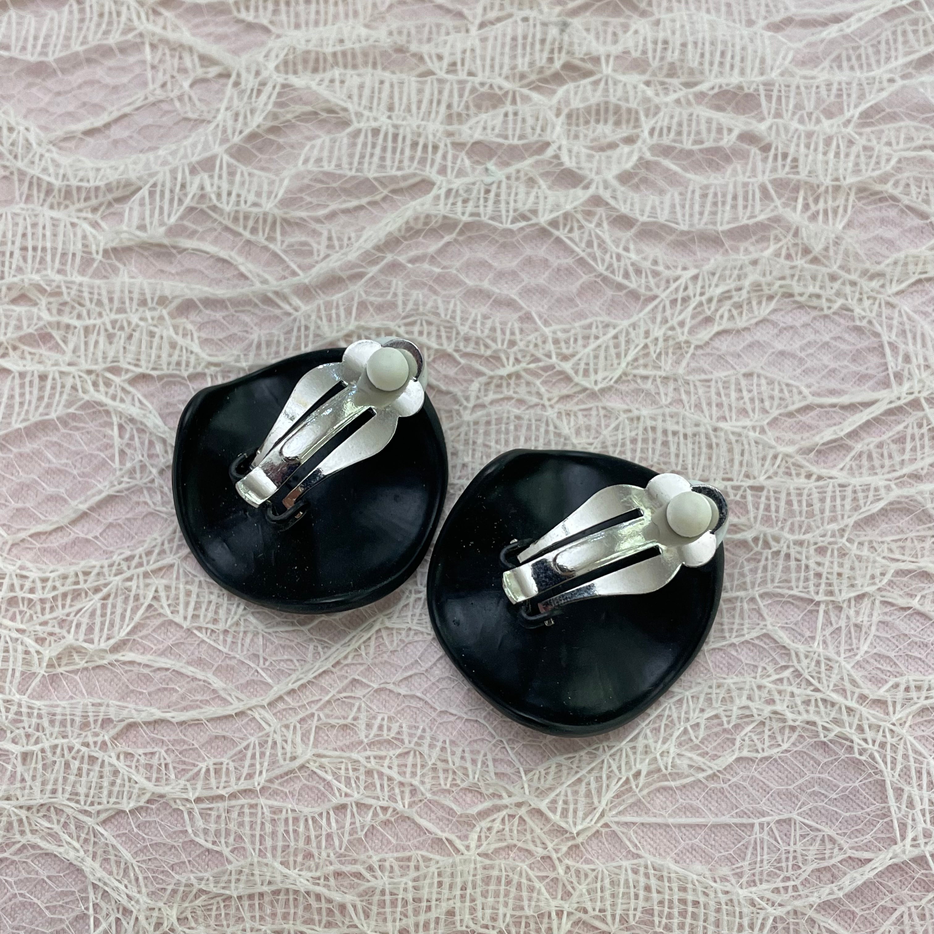 Black basic clips earrings