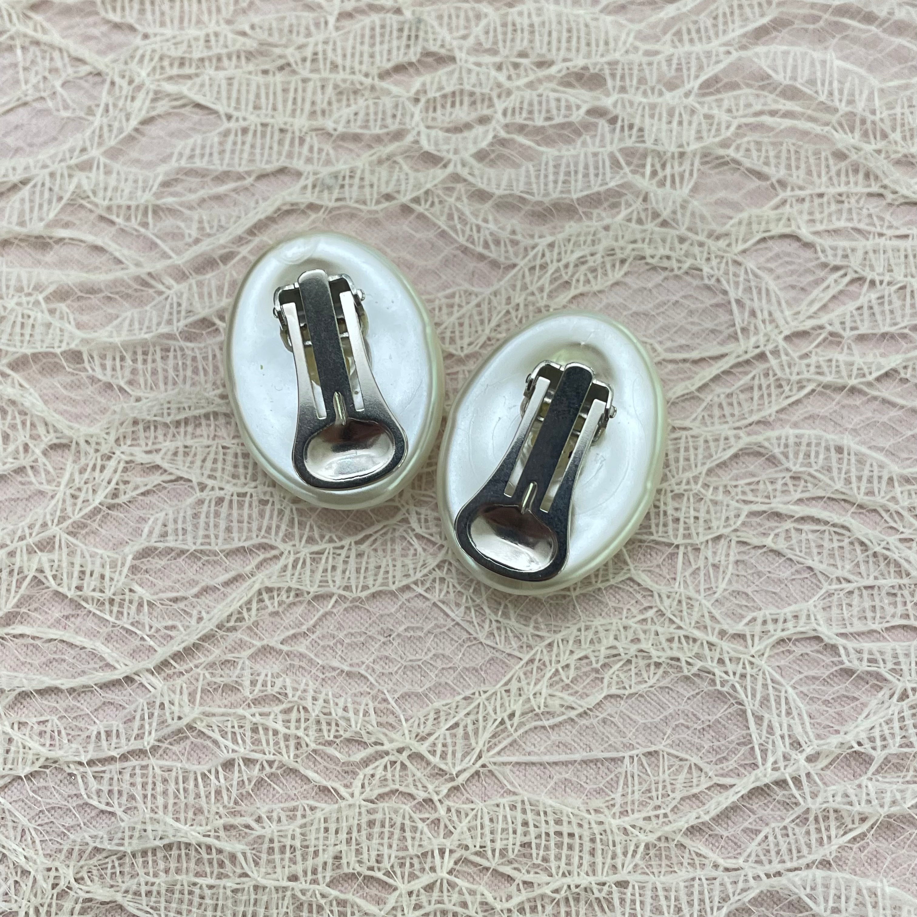 Oval pearls clips earrings