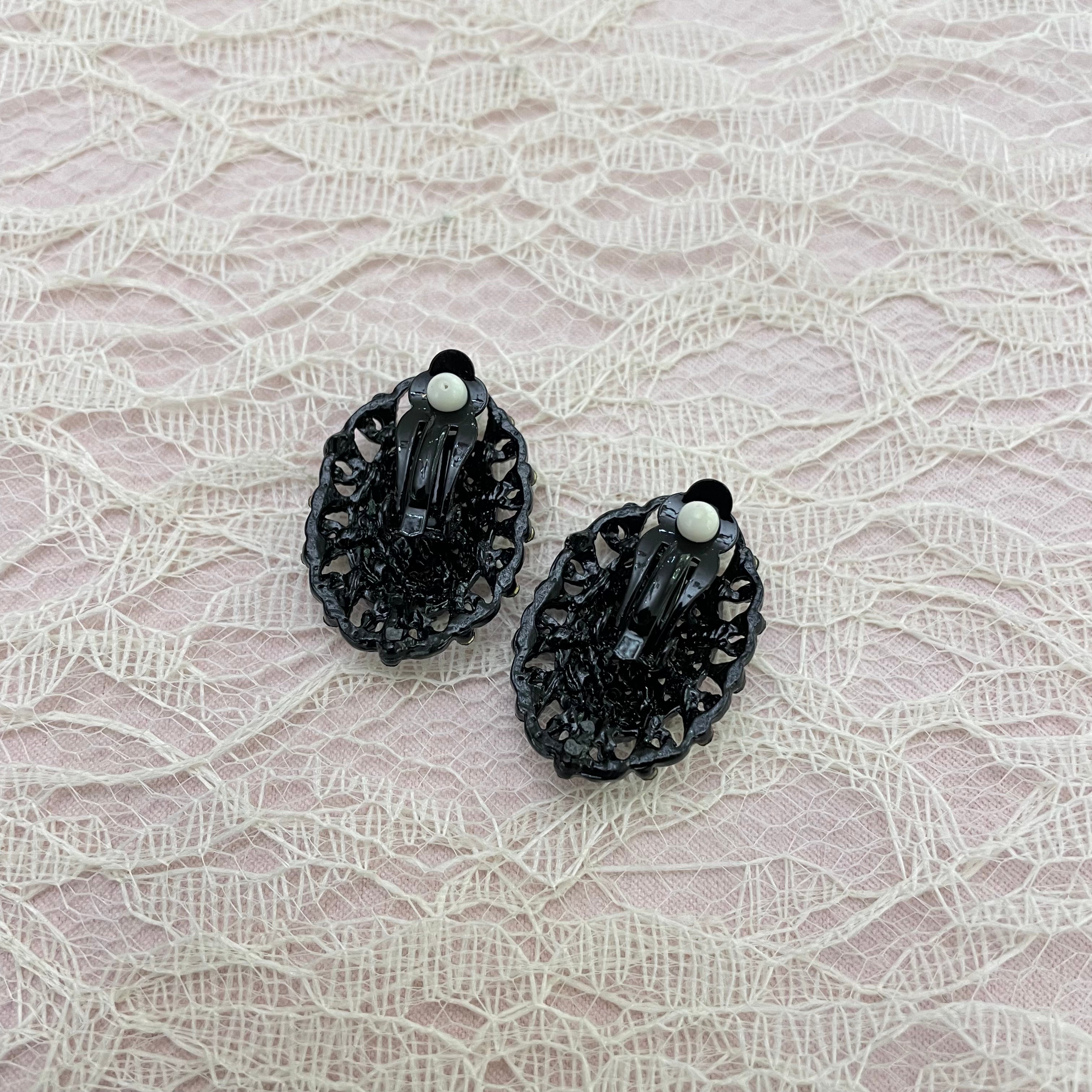 Black elegant clips earrings