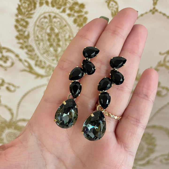 Teardrop black gold elegant earrings