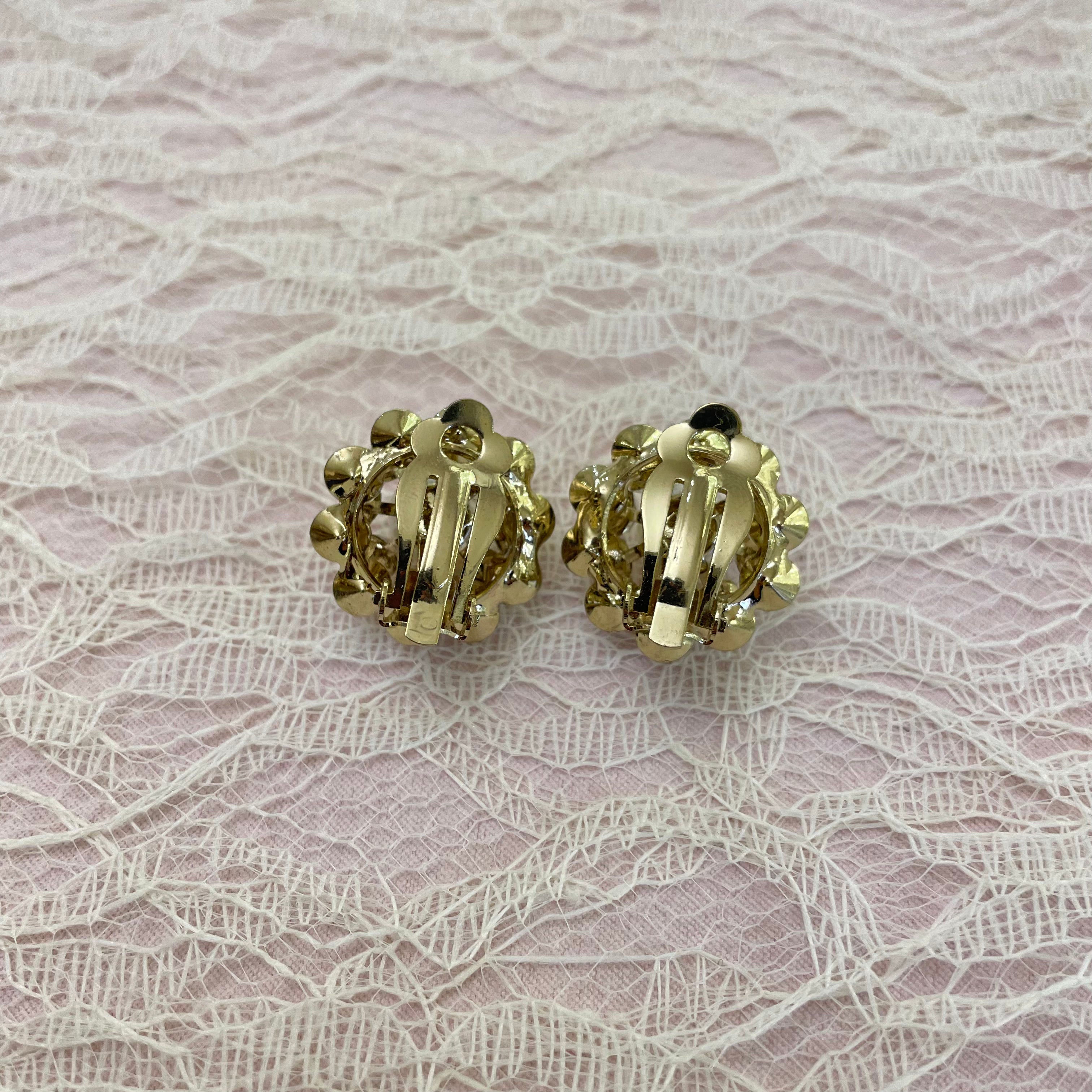 Flower pearls gold clips earrings